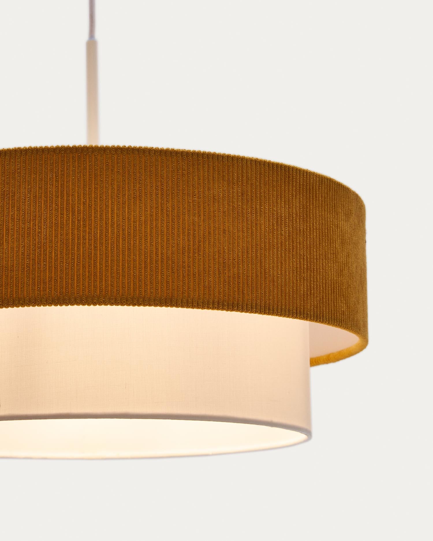 Die Bianella Deckenleuchte in Senfgelb (Ø 40 cm) aus Baumwolle und Cord von Kave Home verleiht Ihrem Raum eine stilvolle Atmosphäre.