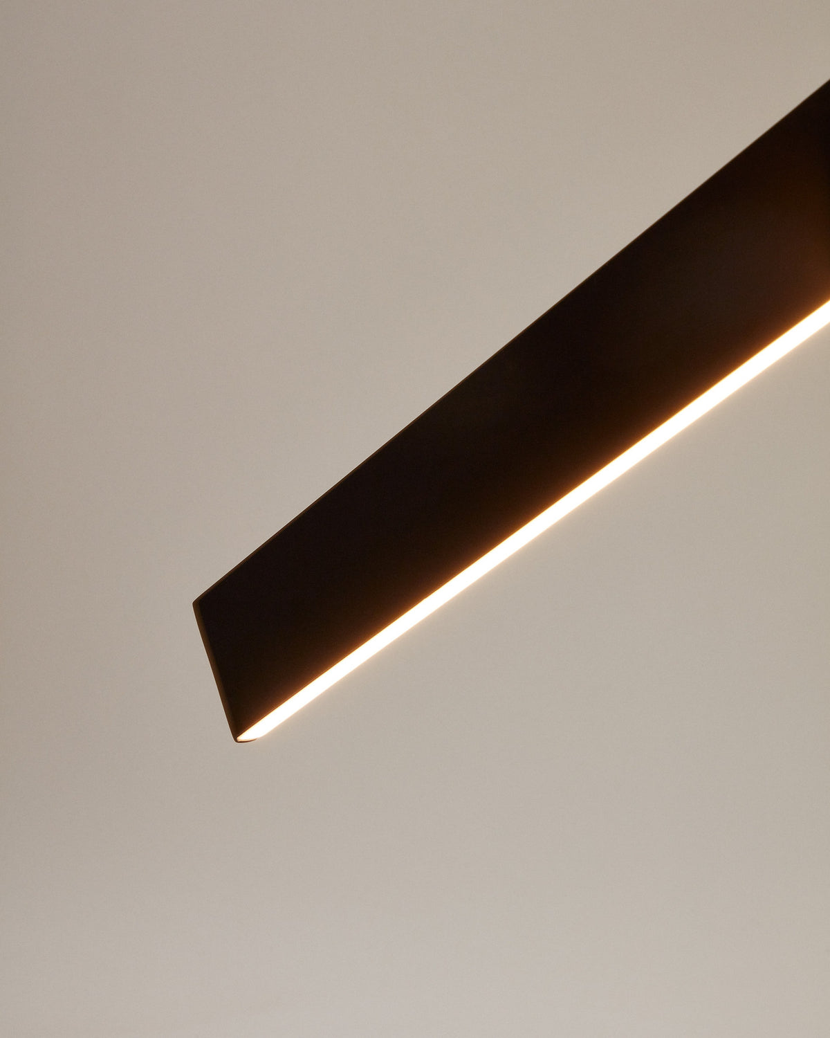 Boadella Pendelleuchte mit schwarzem Finish in Schwarz präsentiert im Onlineshop von KAQTU Design AG. Pendelleuchte ist von Kave Home