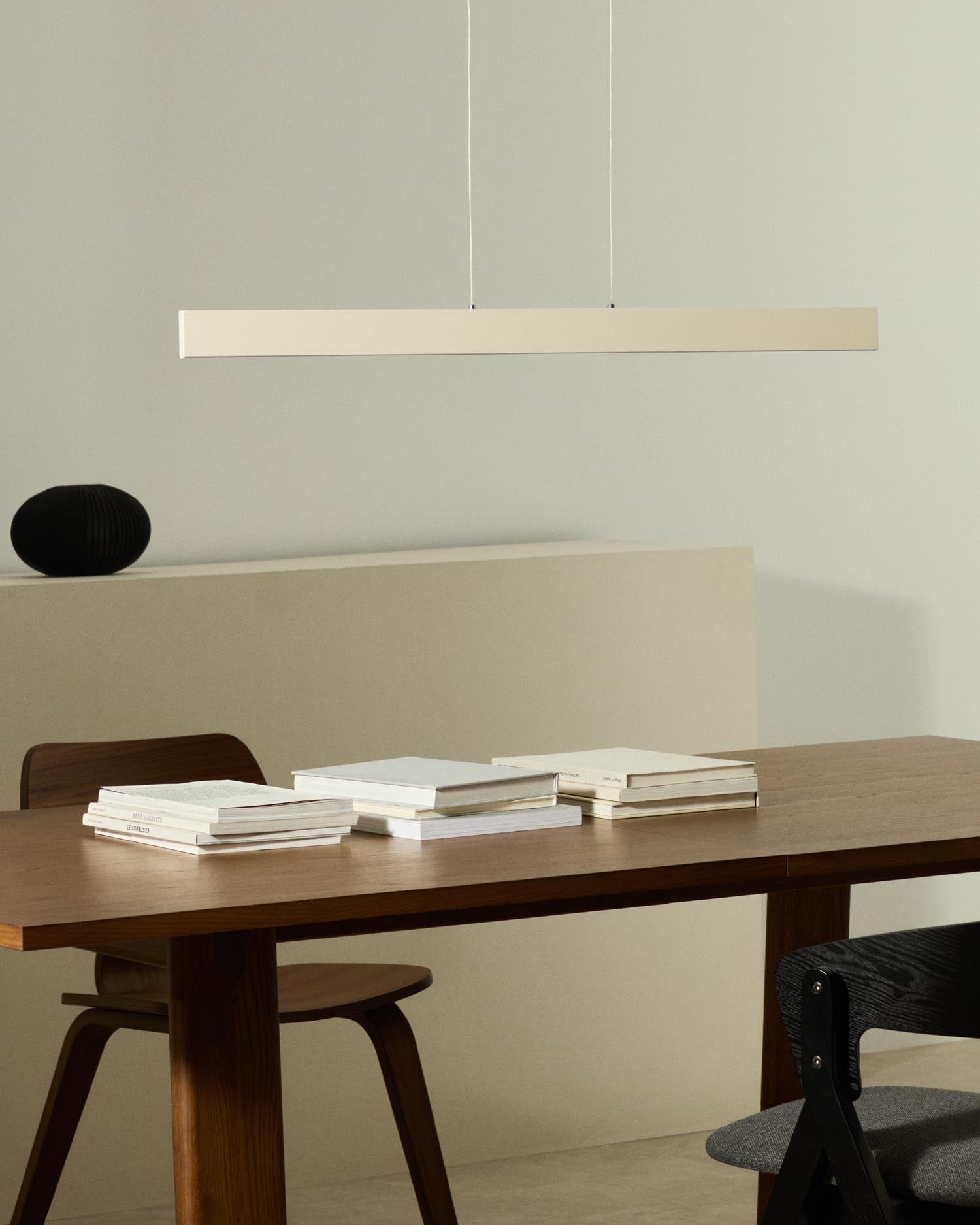 Deckenleuchte Boadella aus Aluminium mit beigem Finish in Beige präsentiert im Onlineshop von KAQTU Design AG. Pendelleuchte ist von Kave Home