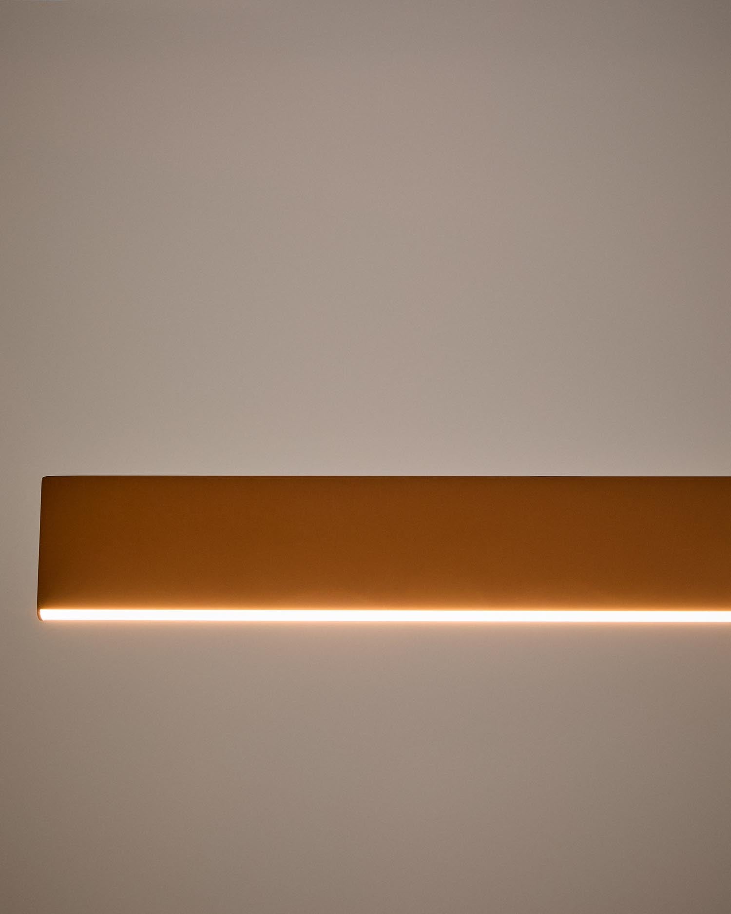 Die Pendelleuchte Boadella von Kave Home kombiniert minimalistisches Design mit hochwertigem terrakottafarbenem Aluminium und sorgt für eine harmonische Beleuchtung.