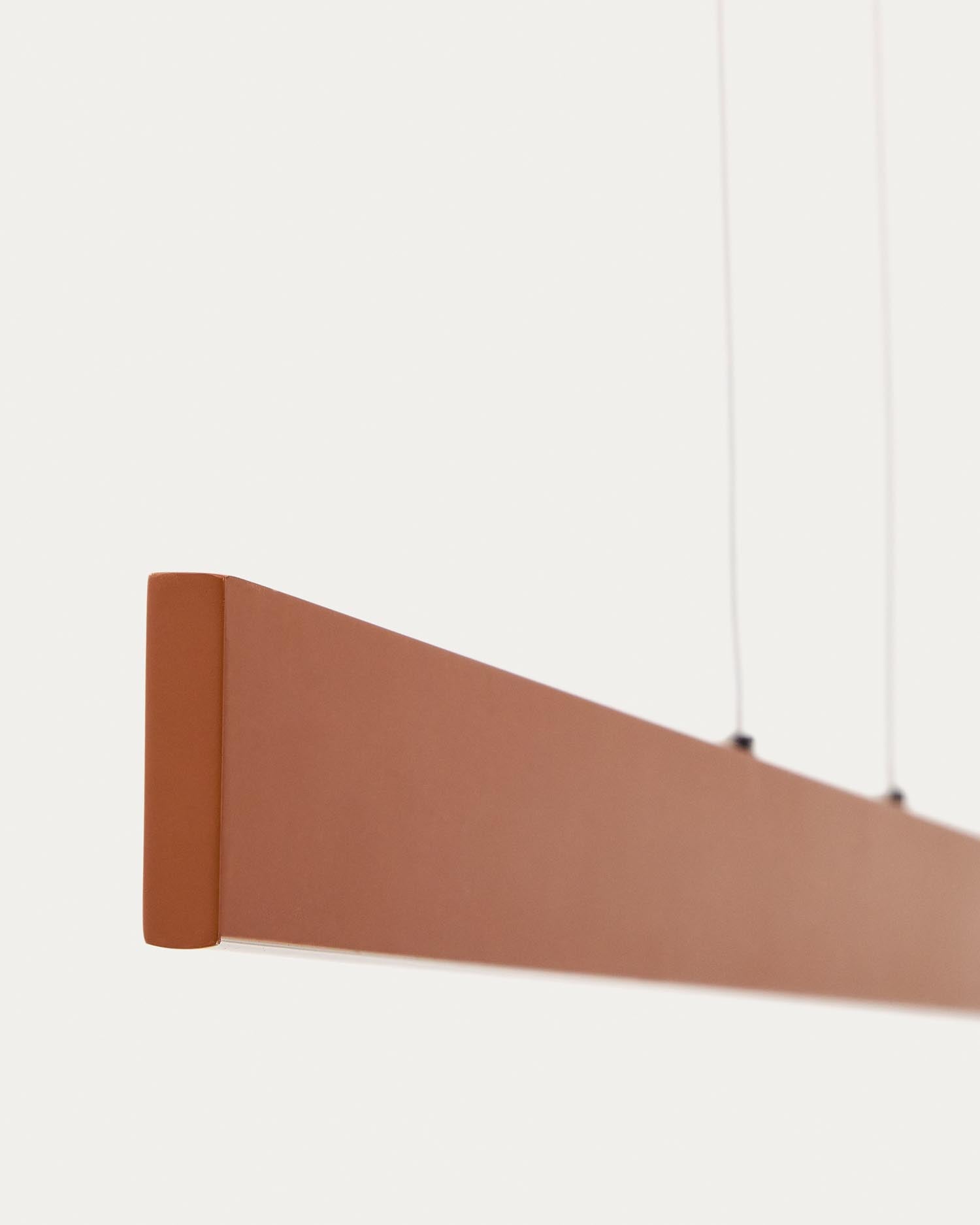 Die Pendelleuchte Boadella von Kave Home vereint elegantes terrakottafarbenes Aluminium mit modernem, funktionalem Design für stilvolle Akzente.