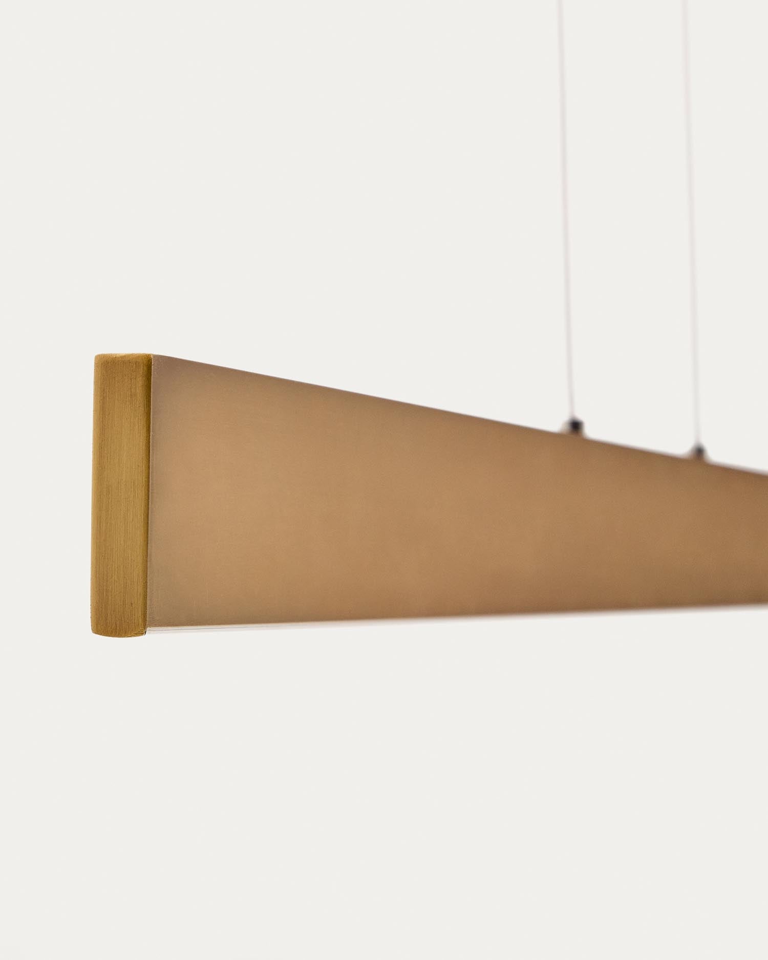 Erleben Sie die stilvolle Pendelleuchte Boadella von Kave Home. Hergestellt aus leichtem Aluminium mit luxuriösem goldfarbenem Finish, perfekt für zeitgemäße Wohnkonzepte.