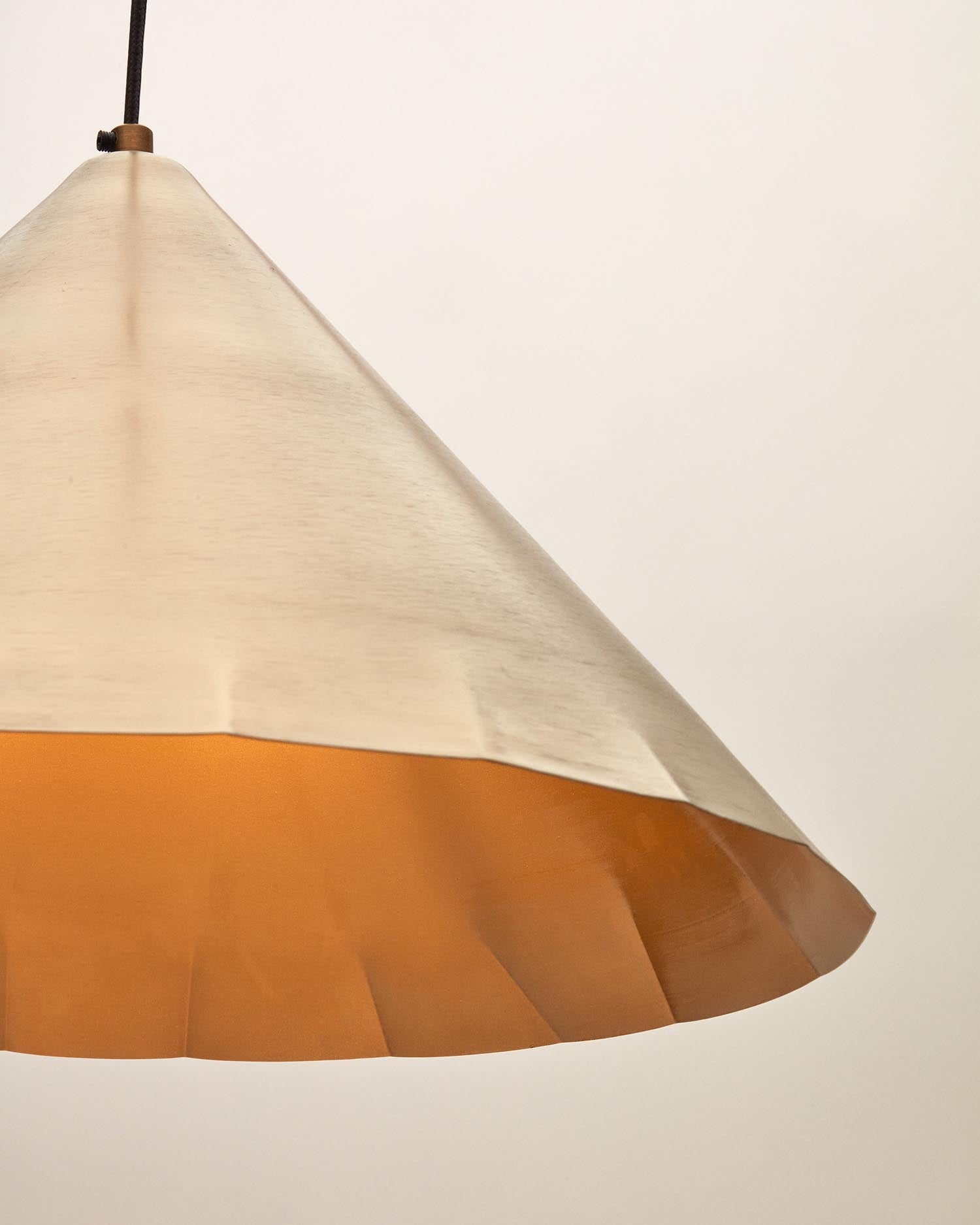 Die Parlava Pendelleuchte von Kave Home kombiniert edles Messing und Holz zu einem eleganten, zeitlosen Beleuchtungselement für Ihr Zuhause.