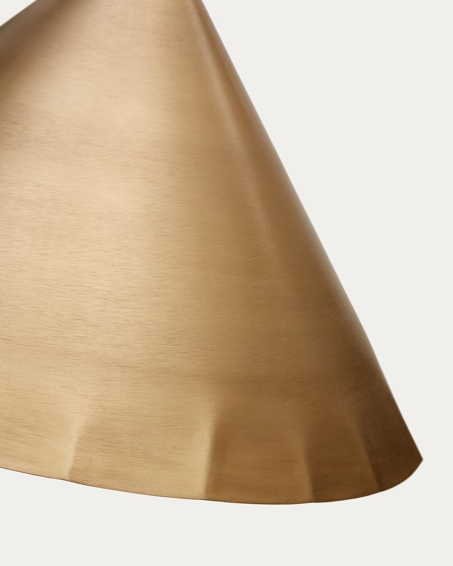 Die Parlava Pendelleuchte von Kave Home vereint stilvolles Design mit hochwertigem Messing und Holz, ideal für jeden Raum.