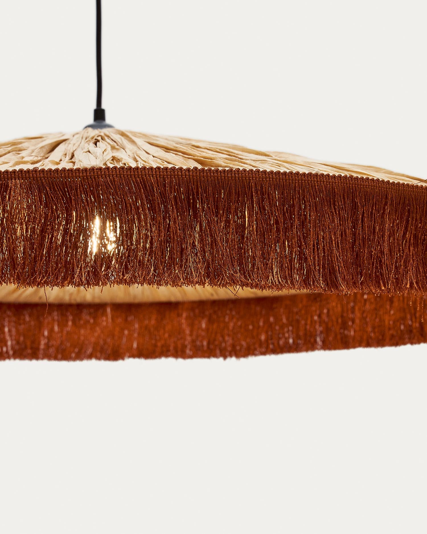 Pollensa Hängeleuchte von Kave Home: Elegante Pendelleuchte aus Raffiabast in warmem Terrakotta, 75 cm Durchmesser, mit verspielten Fransen und robustem Holzrahmen.