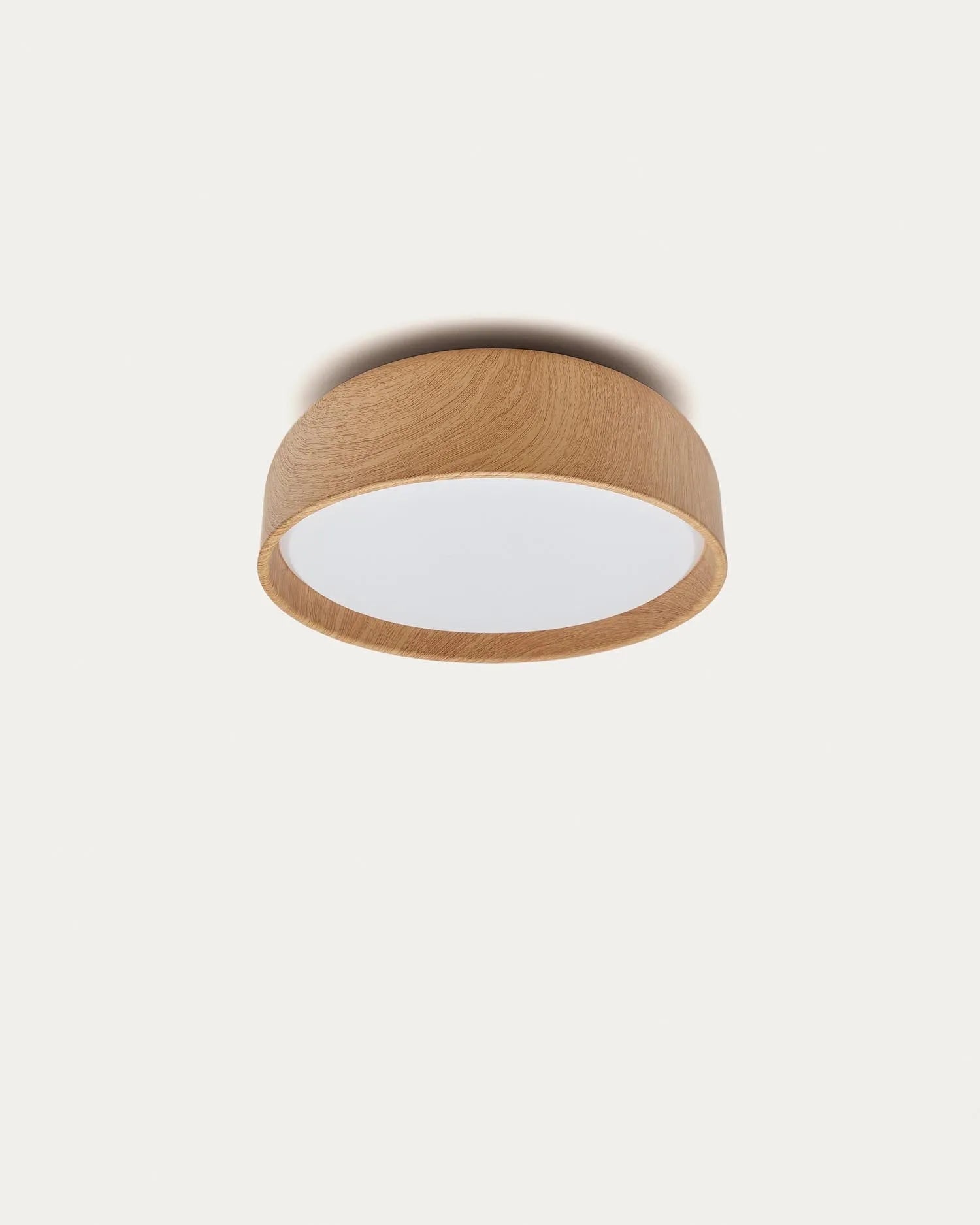Die Xaviera Deckenleuchte von Kave Home vereint modernes Design mit Eichenholzoptik, ideal für stilvolle, spritzwassergeschützte Räume.