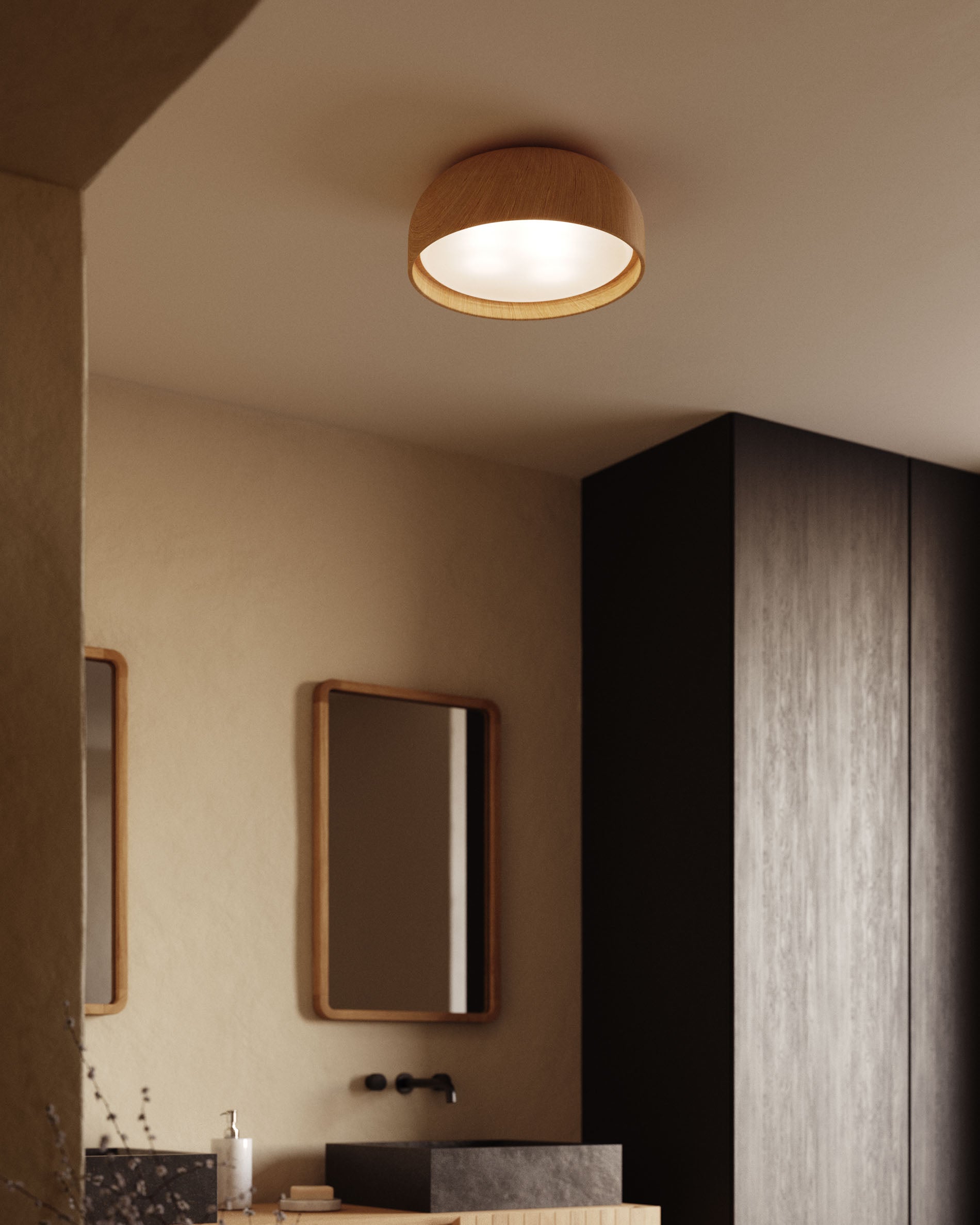 Die Xaviera Deckenleuchte von Kave Home kombiniert elegante Eichenholzoptik mit Funktionalität, perfekt für jeden Raum und spritzwassergeschützt.