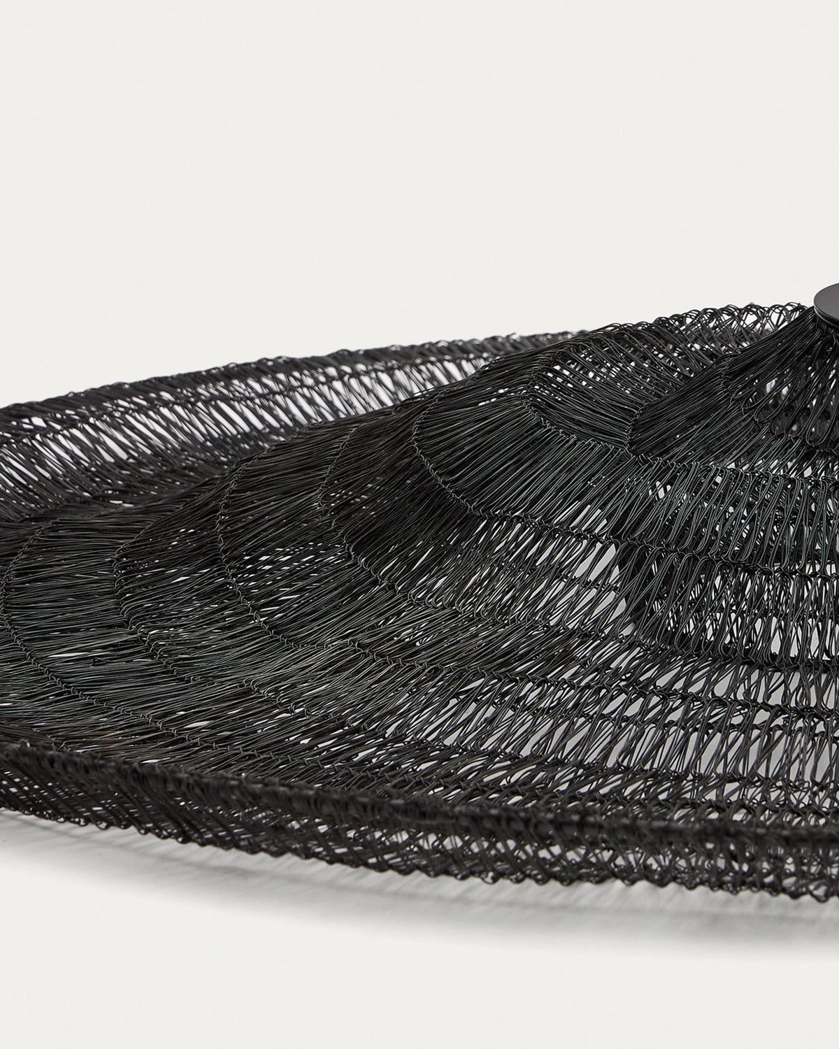Deckenleuchte Makai aus Metall mit schwarzem Finish Ø 87 cm in Schwarz präsentiert im Onlineshop von KAQTU Design AG. Pendelleuchte ist von Kave Home
