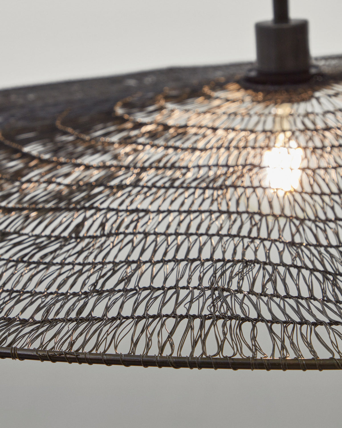Deckenleuchte Makai aus Metall mit schwarzem Finish Ø 100 cm in Schwarz präsentiert im Onlineshop von KAQTU Design AG. Pendelleuchte ist von Kave Home