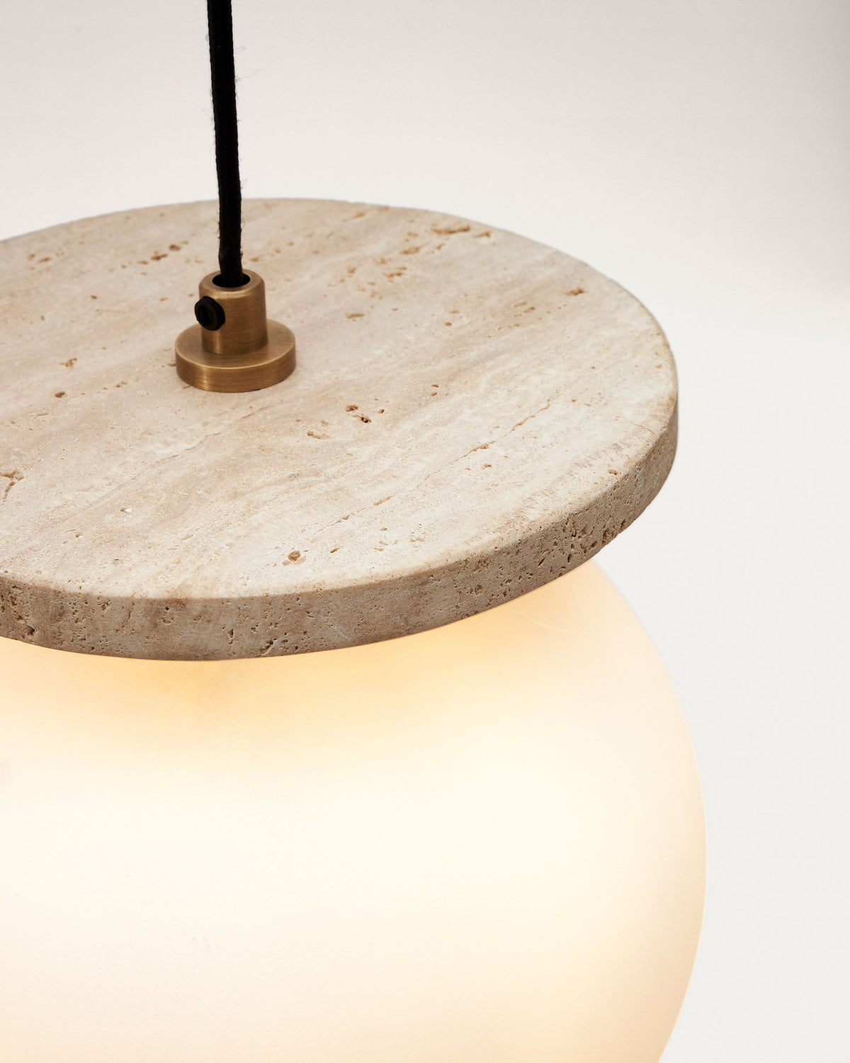 Deckenleuchte Malachi aus Milchglas und Travertinstein in Weiss präsentiert im Onlineshop von KAQTU Design AG. Pendelleuchte ist von Kave Home