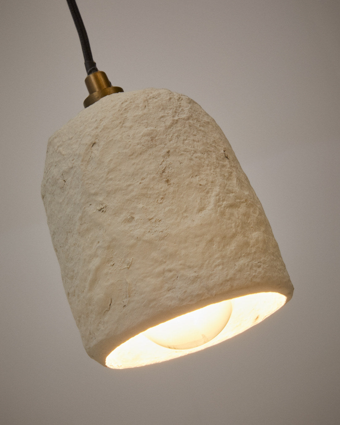 Ullaro Deckenlampe aus Papiermaché weiss Ø 11,5 cm in Weiss präsentiert im Onlineshop von KAQTU Design AG. Pendelleuchte ist von Kave Home