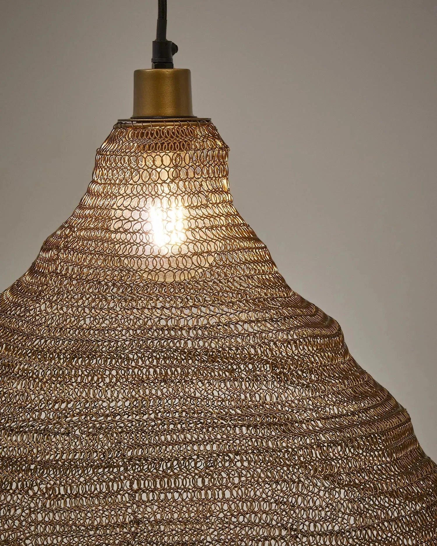 Elegante Sarraco Deckenlampe aus goldfarbenem Metall, Ø 48,5 cm, von Kave Home. Modernes Design für stilvolle Beleuchtung.