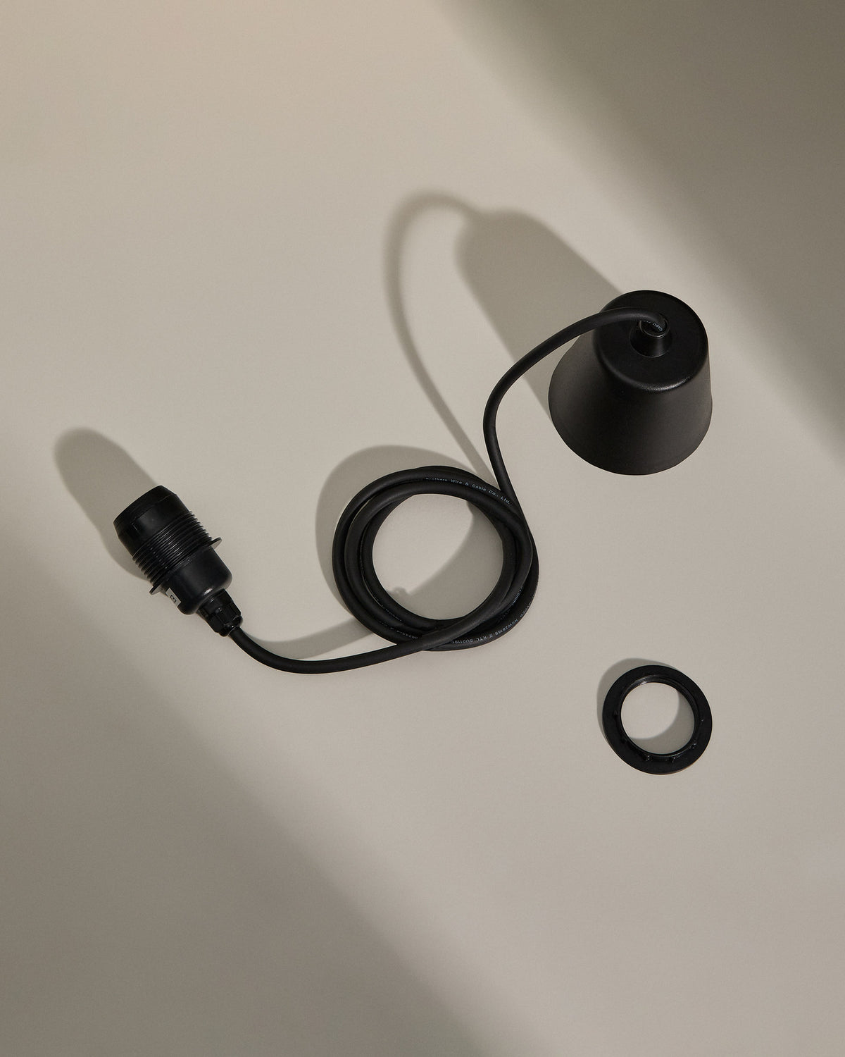 Albir Halterung für Deckenlampe für Outdoor schwarz in  präsentiert im Onlineshop von KAQTU Design AG. Pendelleuchte ist von Kave Home