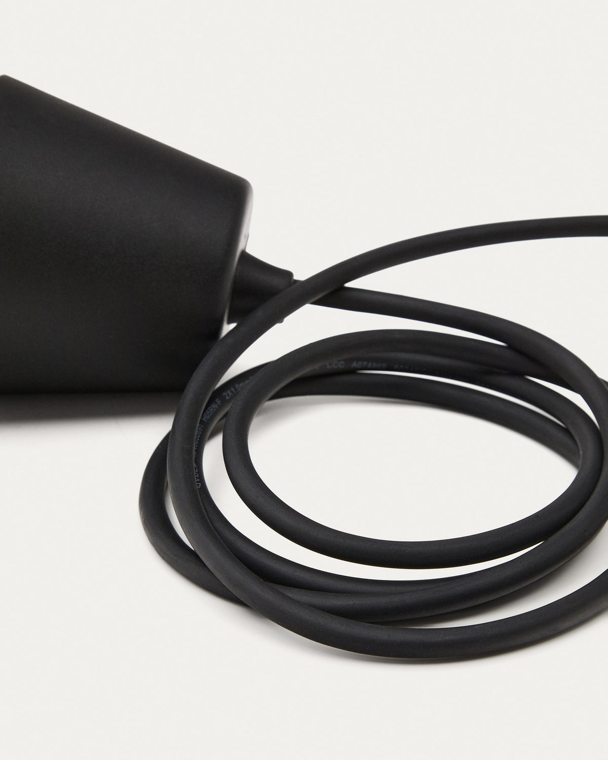 Albir Halterung für Deckenlampe für Outdoor schwarz in  präsentiert im Onlineshop von KAQTU Design AG. Pendelleuchte ist von Kave Home