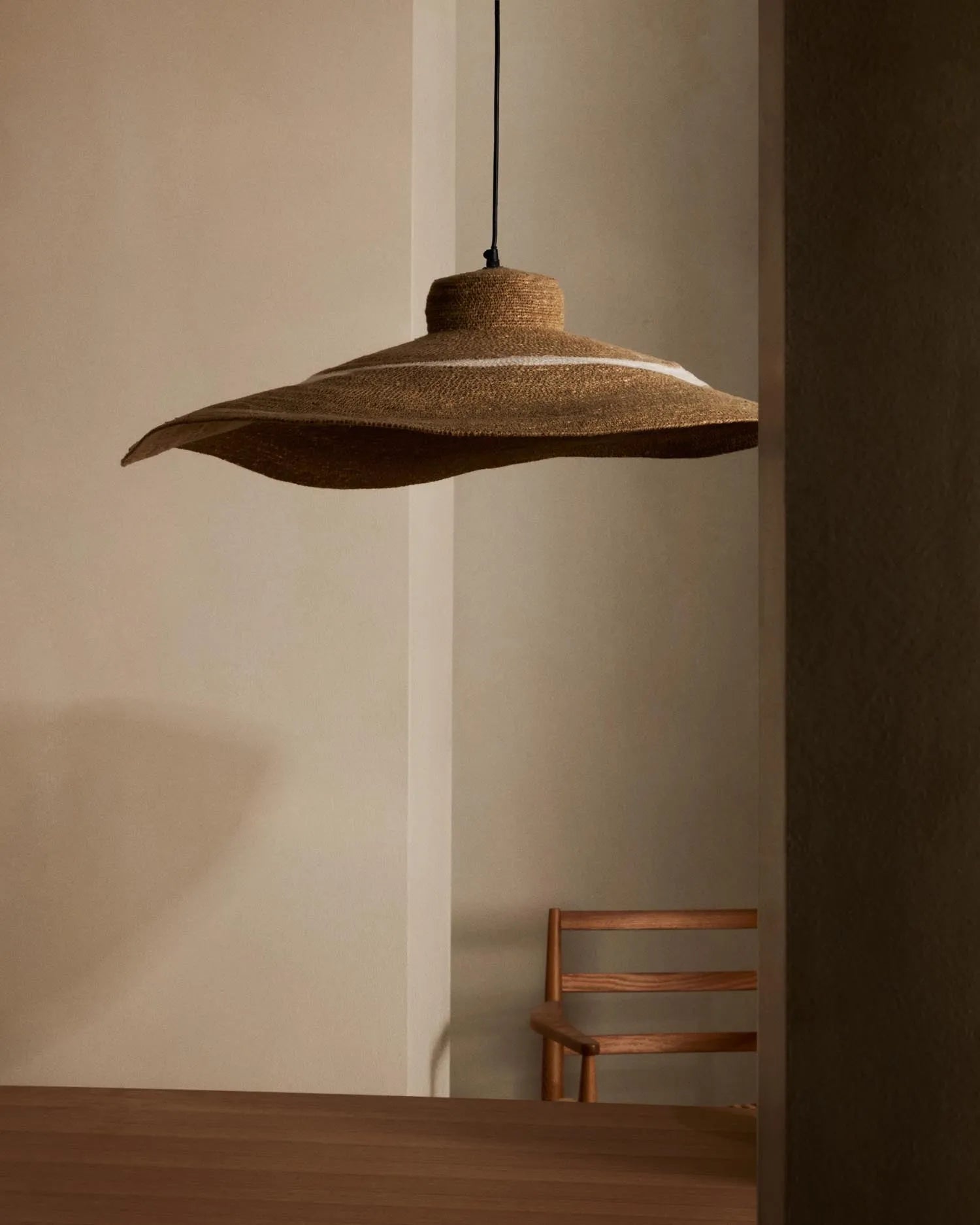 Die Albenya Deckenlampe vereint Naturfasern und Baumwolle in einem eleganten Design, das Wärme und Stil in jeden Raum bringt.