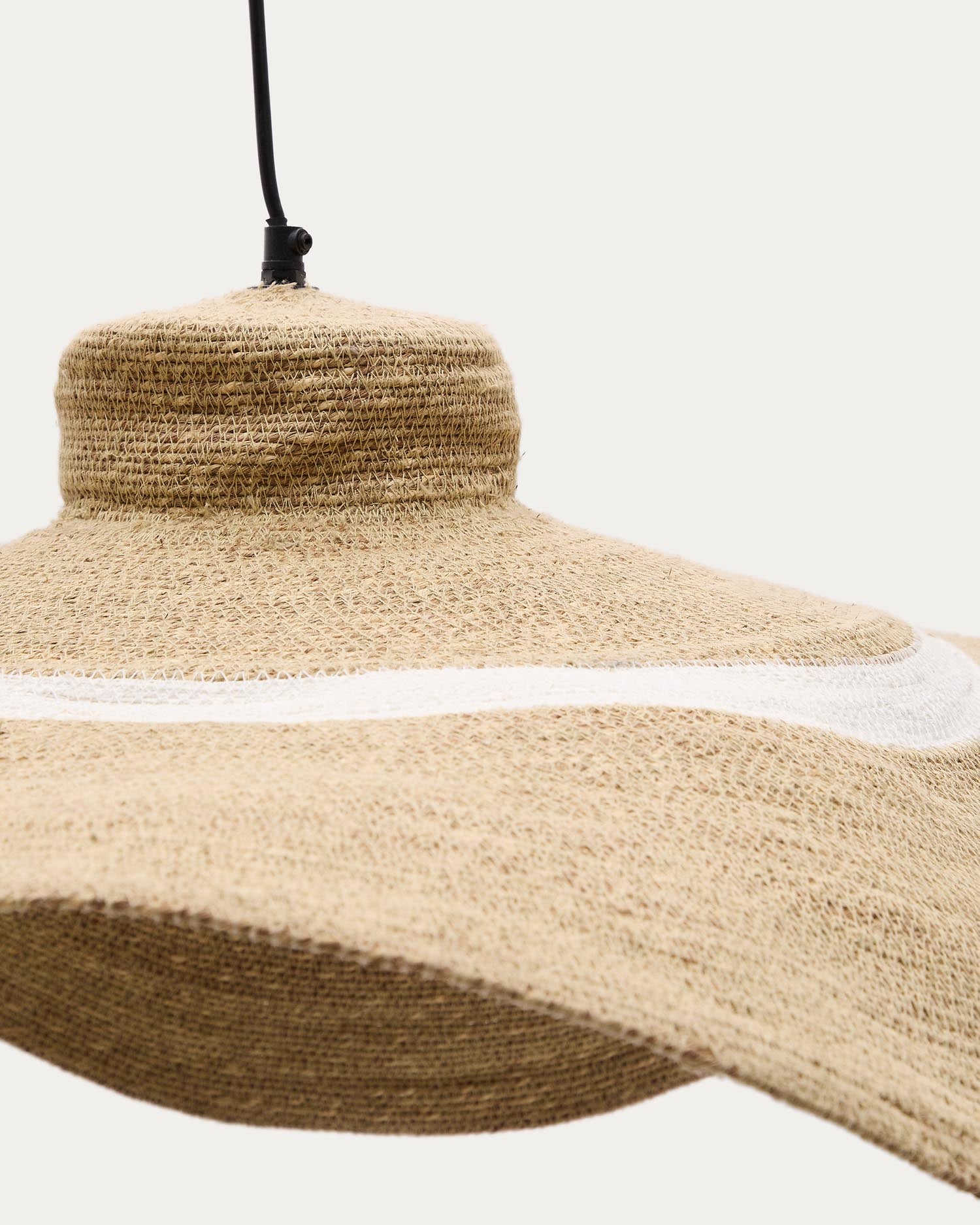 Die Albenya Lampe aus Naturfasern und Baumwolle bietet ein stilvolles Design mit naturfarbenem und weißem Finish, Ø 90 cm.