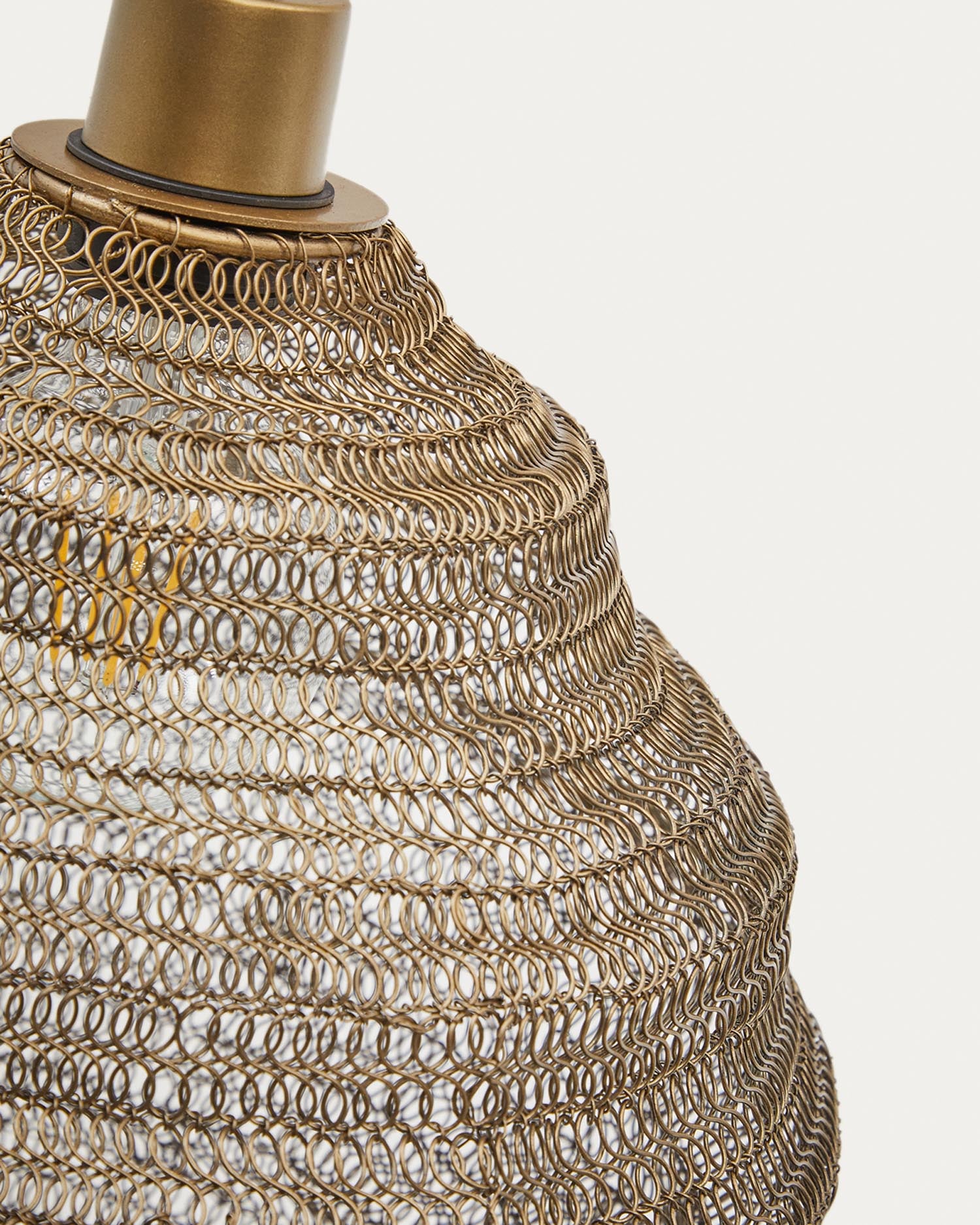 Die Sarraco Deckenlampe von Kave Home kombiniert edles Metall in Gold mit warmem Massivholz und schafft so eine harmonische, stilvolle Beleuchtung für Ihr Zuhause.