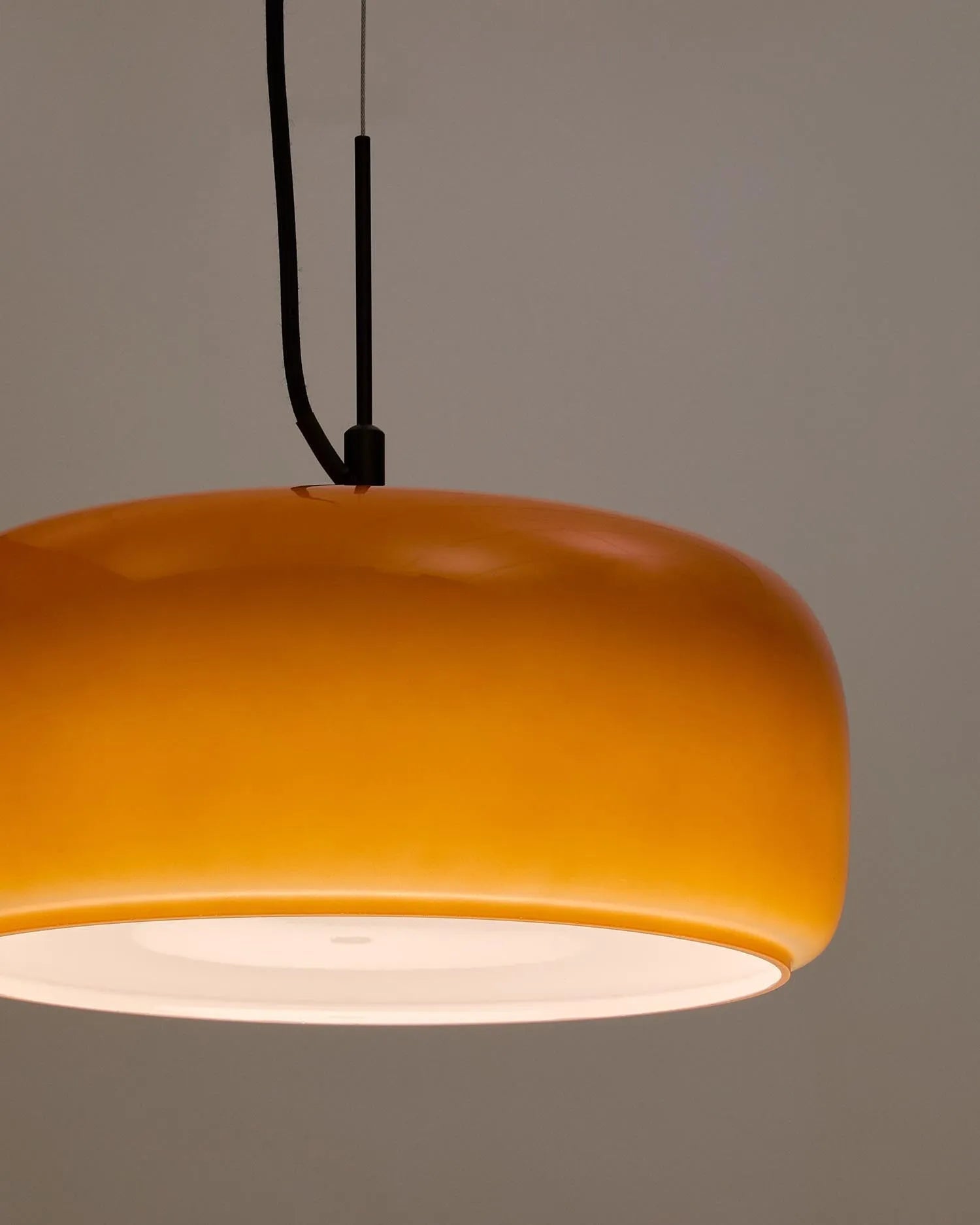 Die Deckenleuchte Reig von Kave Home aus orangefarbenem Glas (Ø 38 cm) bietet stilvolles Design und angenehme Lichtatmosphäre.
