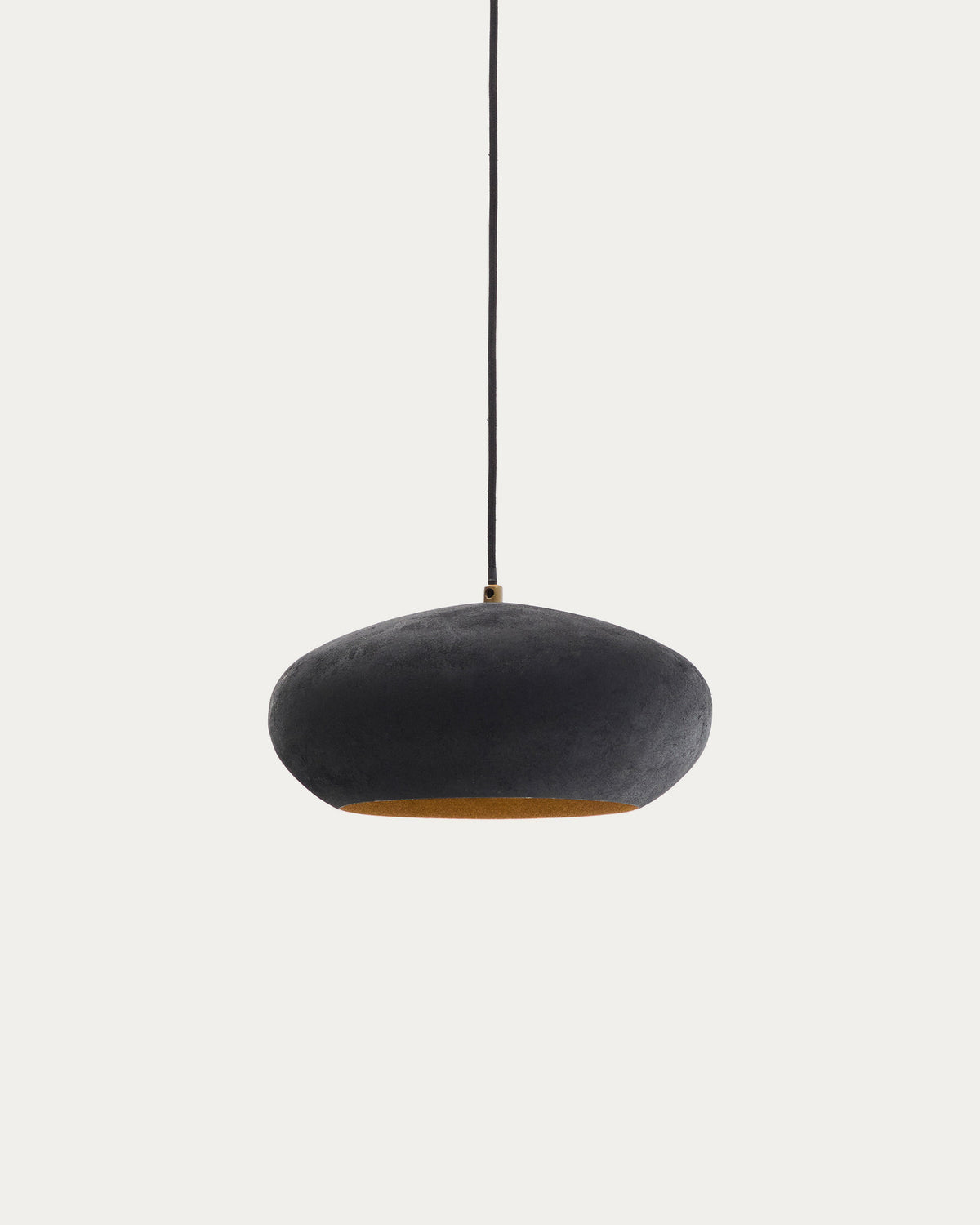Deckenleuchte Inda aus Metall mit schwarzem Finish Ø 30 cm in Schwarz präsentiert im Onlineshop von KAQTU Design AG. Pendelleuchte ist von Kave Home