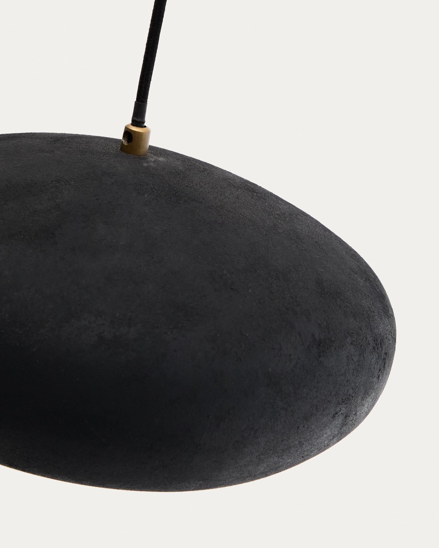 Moderne Deckenleuchte Inda von Kave Home: Ø 30 cm, aus schwarzem Metall und Massivholz, ideal für elegante Akzente in jedem Raum.