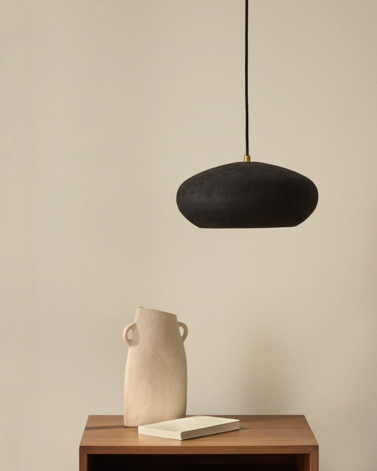 Deckenleuchte Inda aus Metall mit schwarzem Finish Ø 30 cm in Schwarz präsentiert im Onlineshop von KAQTU Design AG. Pendelleuchte ist von Kave Home