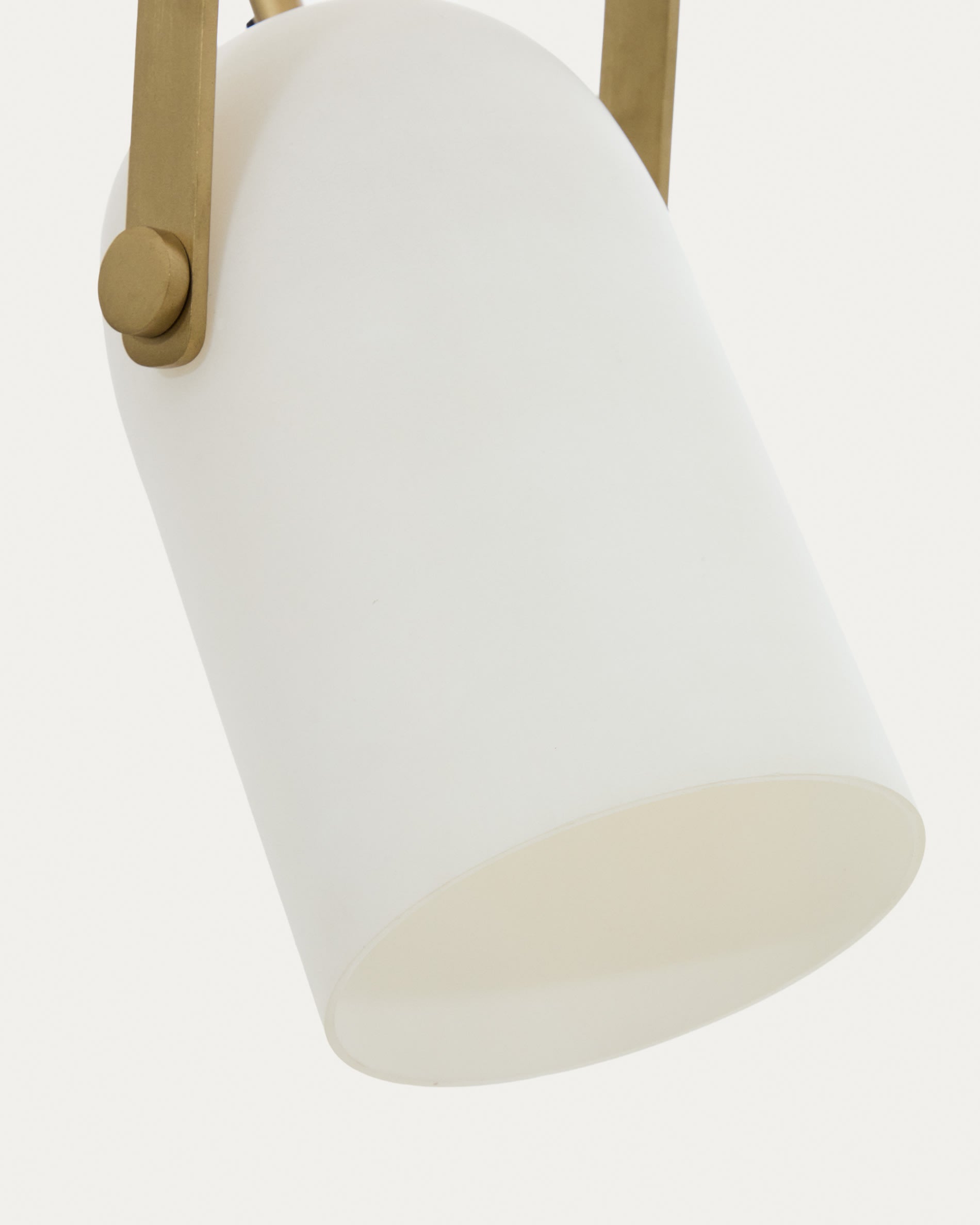Die Deckenleuchte Reisy (Ø14 cm) von Kave Home kombiniert modernes Design mit satiniertem Milchglas und antikem Messing für eine elegante Atmosphäre.