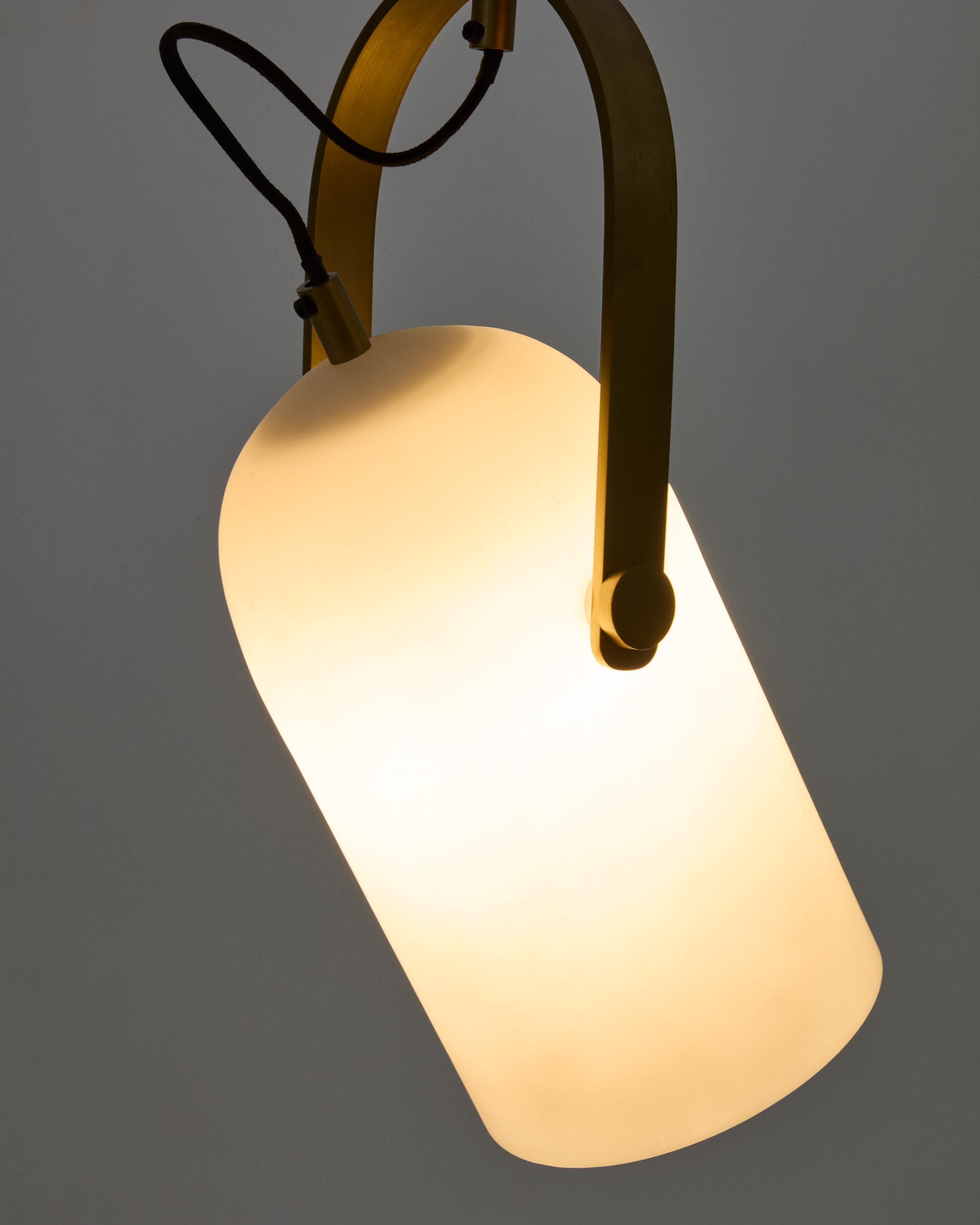 Die Deckenleuchte Reisy (Ø14 cm) von Kave Home vereint stilvolles Milchglas und antikes Messing, ideal für jeden Raum und individuelle Lichtgestaltung.