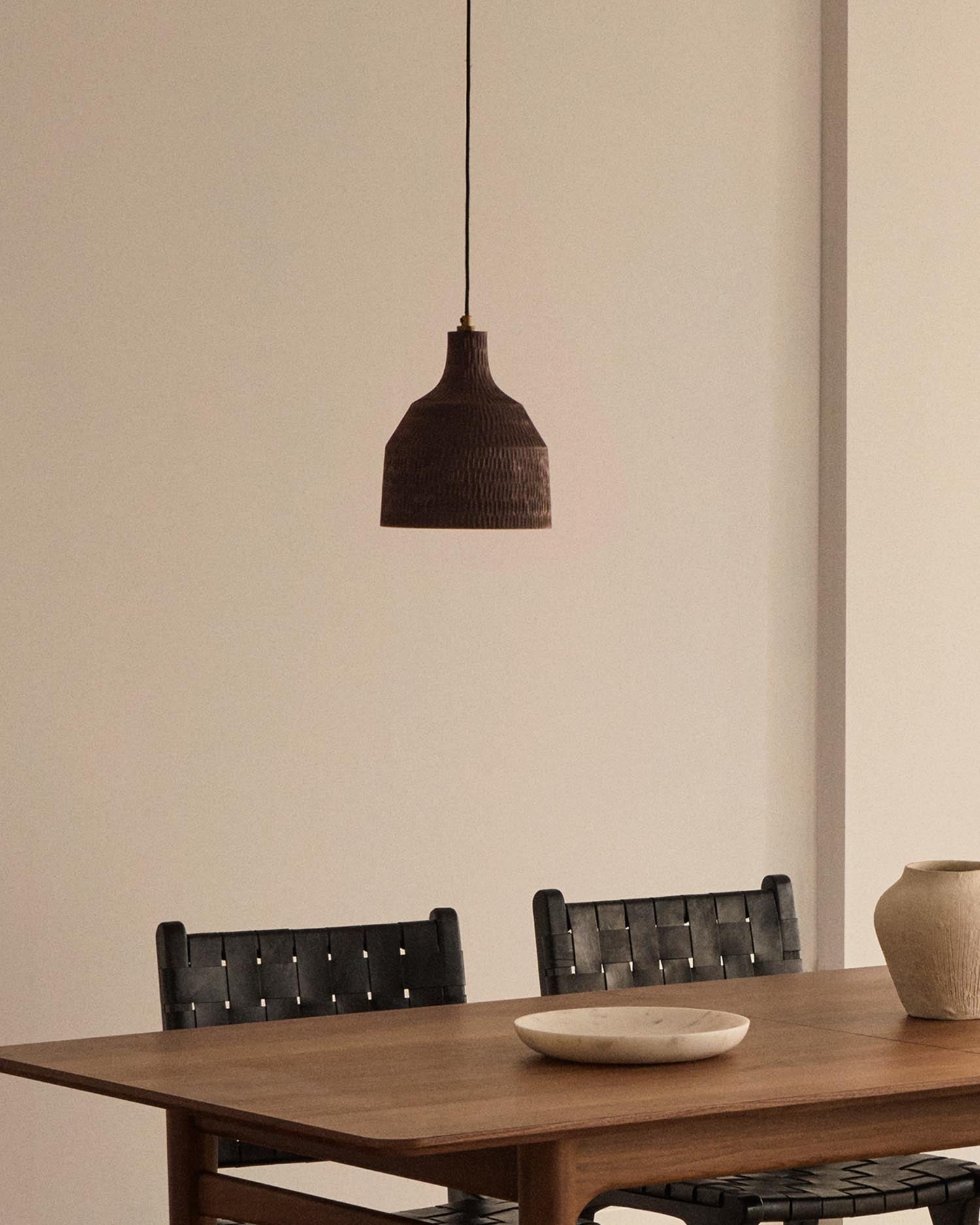 Die Deckenleuchte Amire von Kave Home kombiniert edles Holz mit modernem Schwarz, perfekt für eine warme und stilvolle Raumgestaltung.