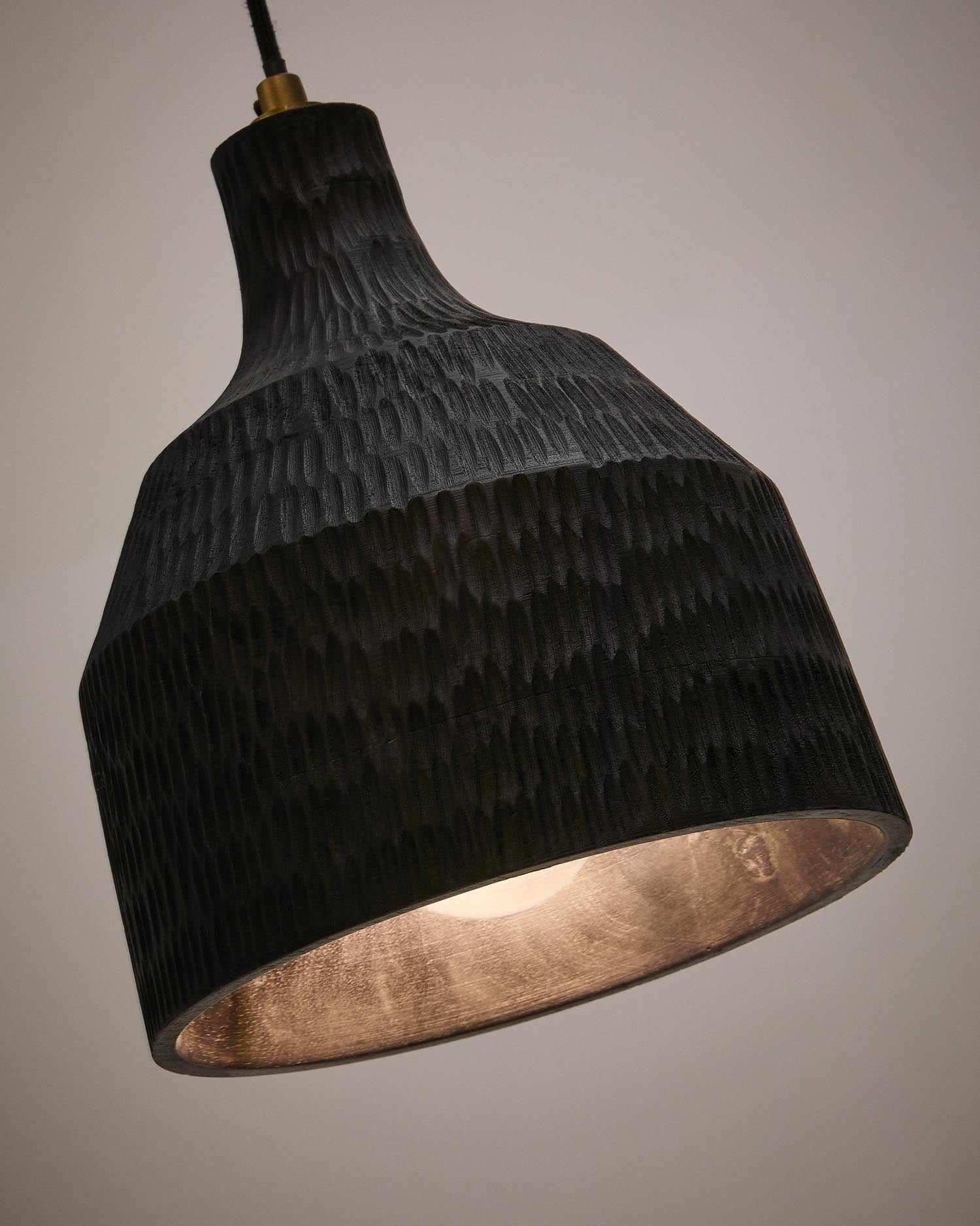 Die Deckenleuchte Amire aus Holz mit schwarzem Finish vereint stilvolles Design und natürliche Schönheit, ideal für eine gemütliche Atmosphäre.