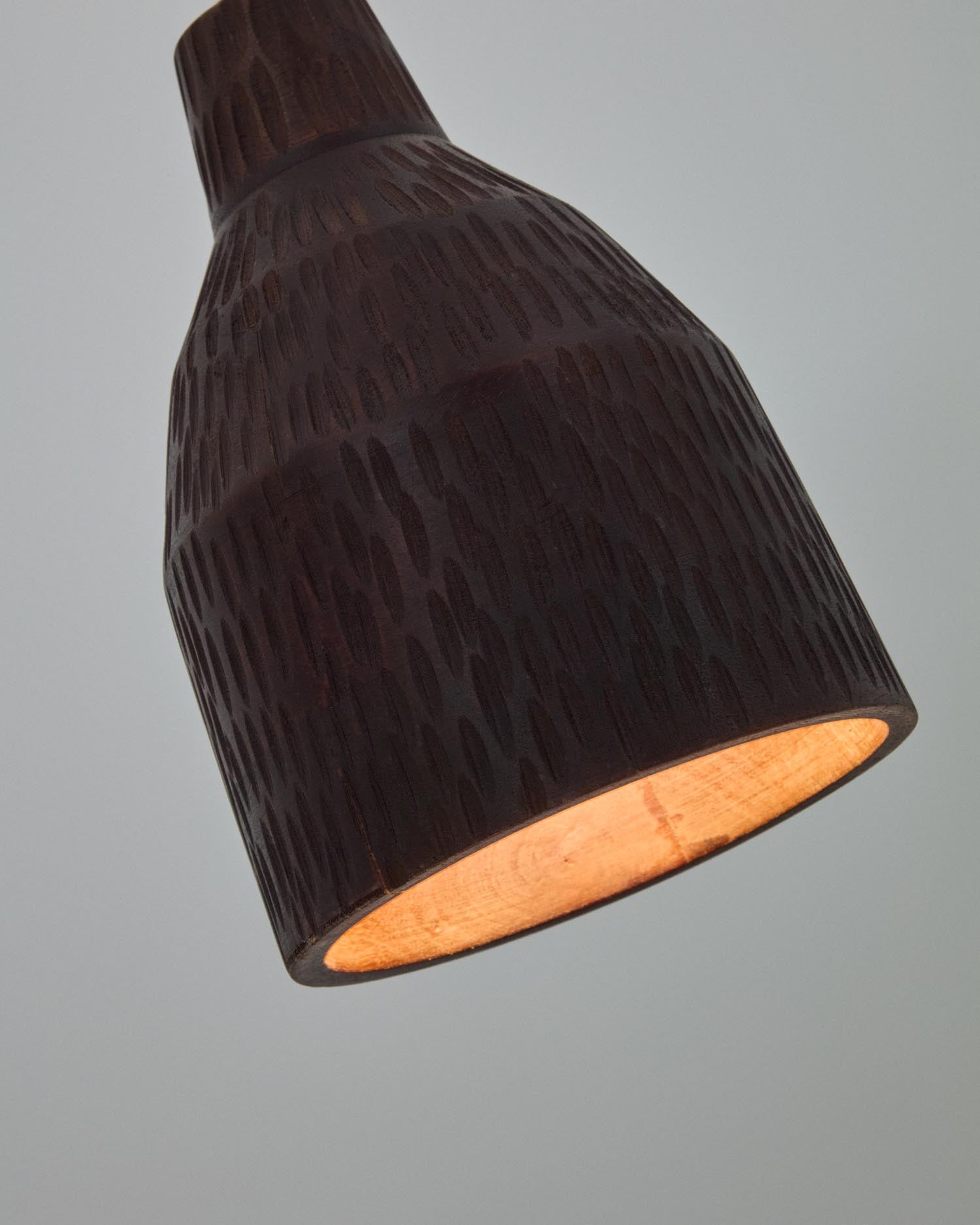 Entdecken Sie die Amire Deckenleuchte von Kave Home: Einzigartige Holzpendelleuchte mit elegantem schwarzem Finish, Ø 15 cm, für stilvolle Akzente.