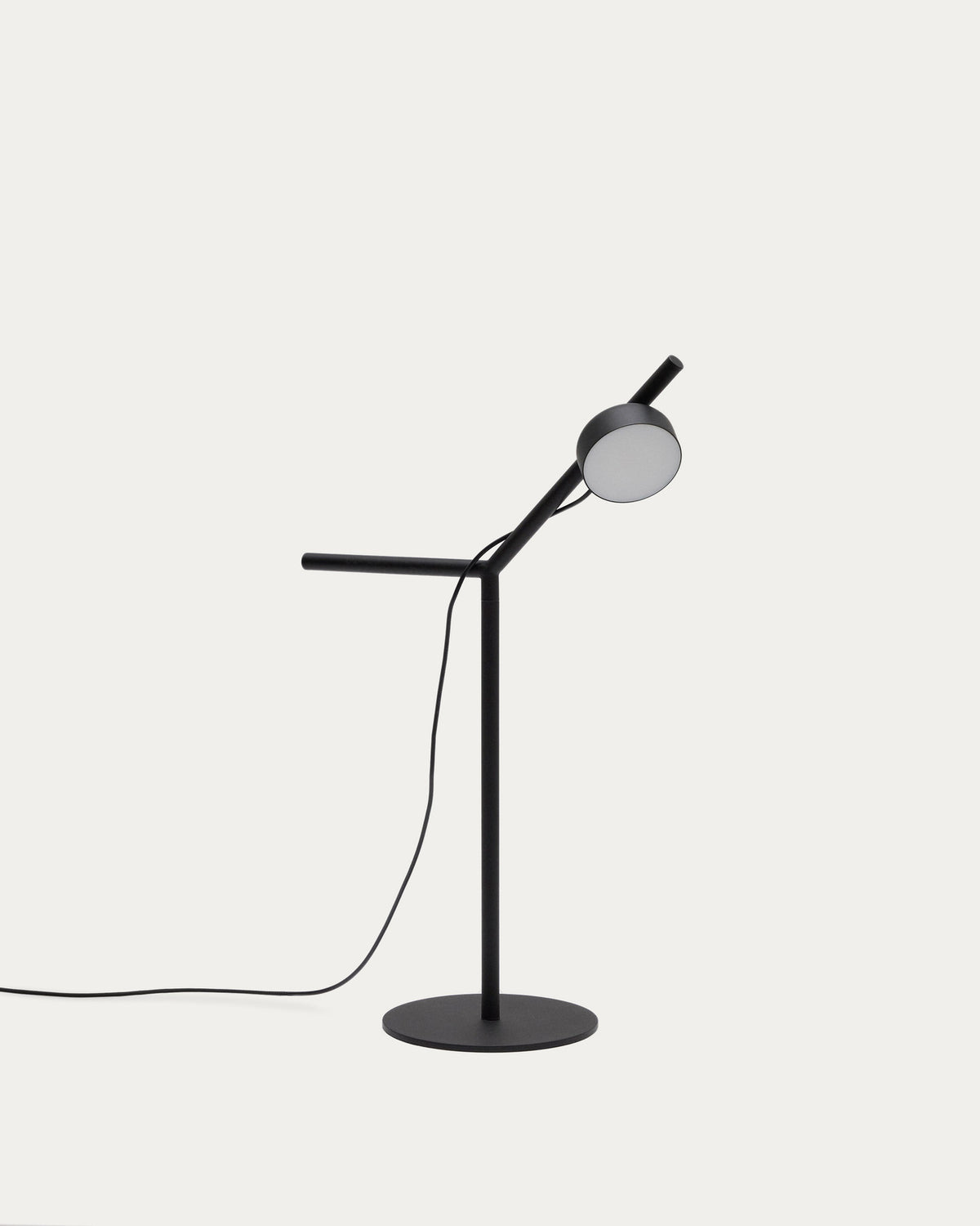 Tischlampe Orey aus schwarzem Metall mit Multipositions-Lichtpunkt in Schwarz präsentiert im Onlineshop von KAQTU Design AG. Tischleuchte ist von Kave Home