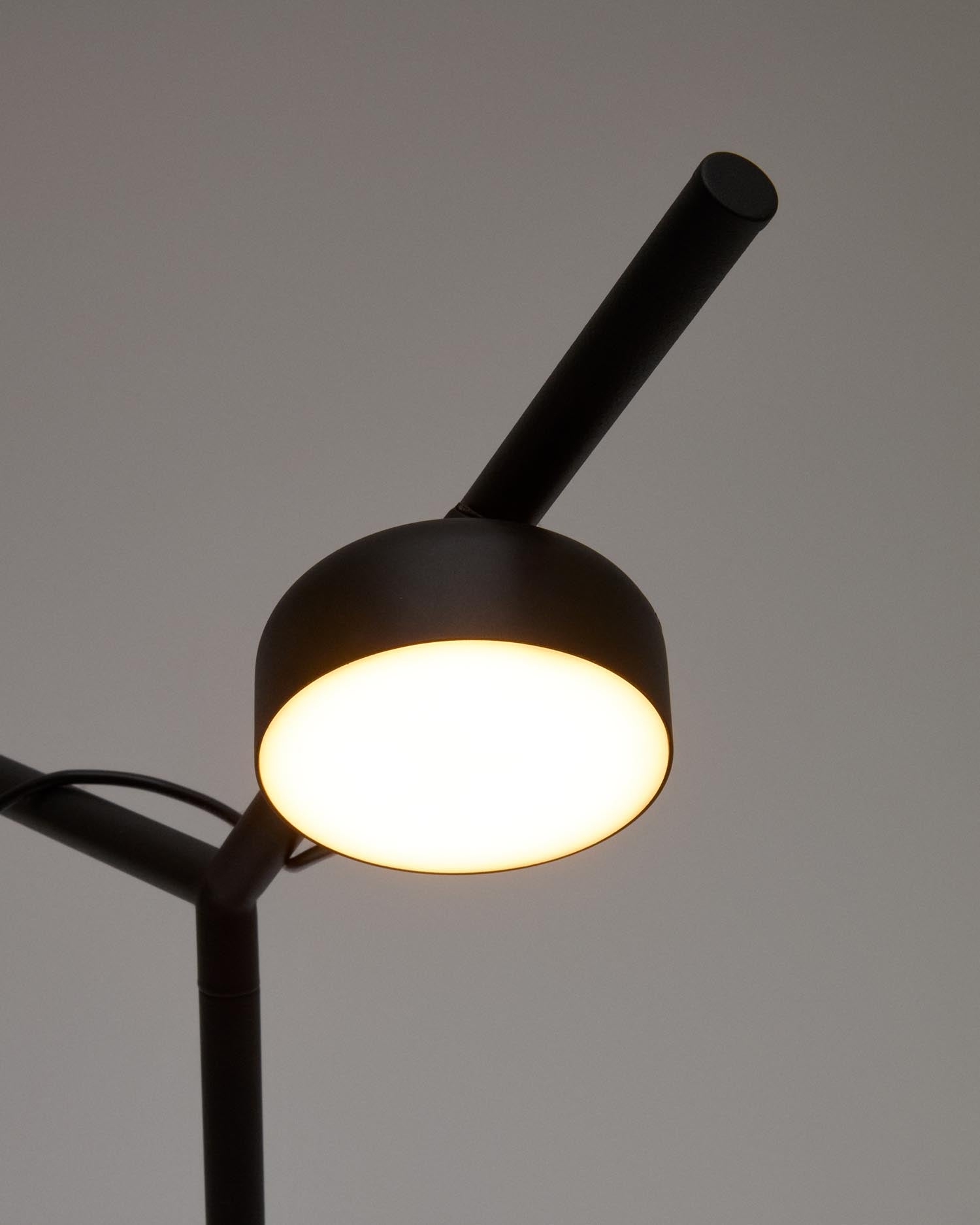 Entdecken Sie die Orey Tischlampe von Kave Home: Elegantes Design aus schwarzem Metall, anpassbare Lichtintensität und warmes Licht für jeden Raum.