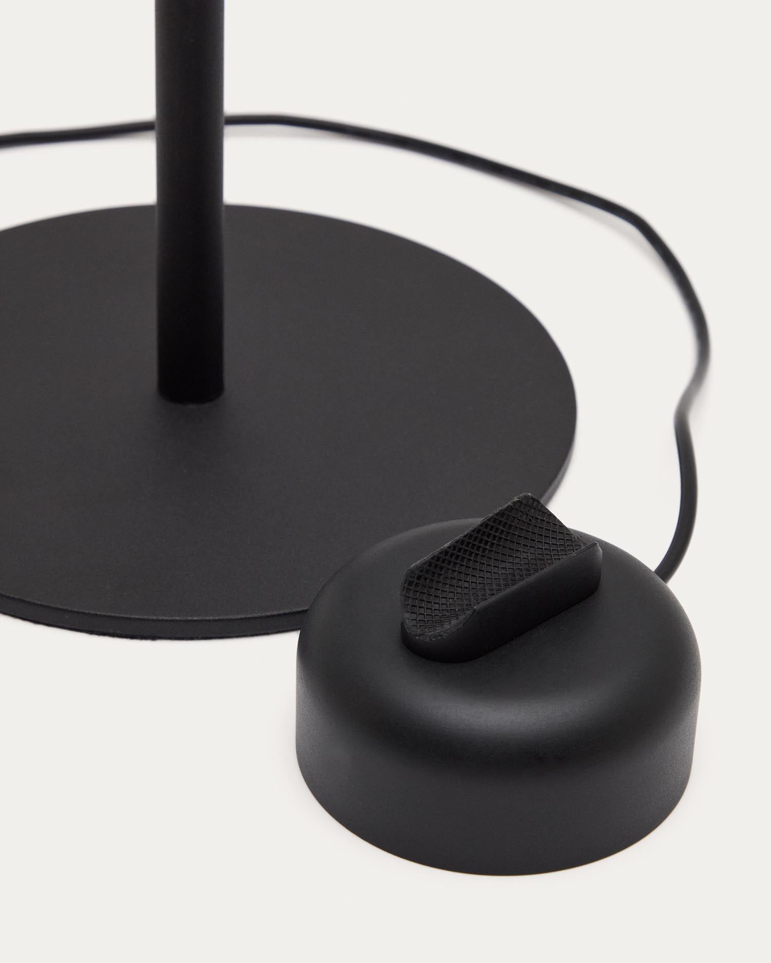 Entdecken Sie die Orey Tischlampe von Kave Home: Elegantes Design aus schwarzem Metall, anpassbare Lichtintensität und modulare Flexibilität für jeden Raum.