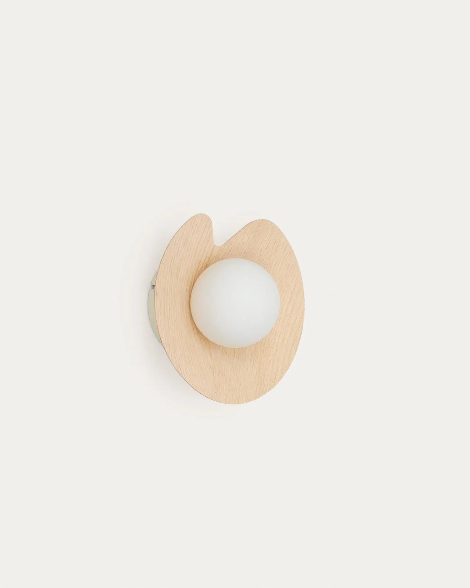 Wandleuchte Wilara aus Eichenfurnier mit einer weißen Rauchglaskugel in Natur präsentiert im Onlineshop von KAQTU Design AG. Wandleuchte ist von Kave Home