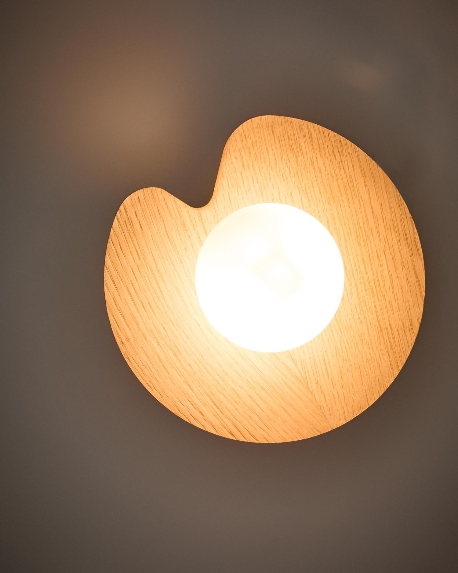 Wandleuchte Wilara aus Eichenfurnier mit einer weißen Rauchglaskugel in Natur präsentiert im Onlineshop von KAQTU Design AG. Wandleuchte ist von Kave Home
