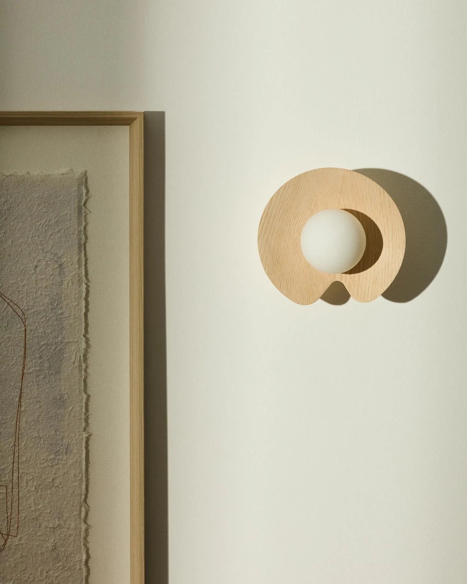 Wandleuchte Wilara aus Eichenfurnier mit einer weißen Rauchglaskugel in Natur präsentiert im Onlineshop von KAQTU Design AG. Wandleuchte ist von Kave Home