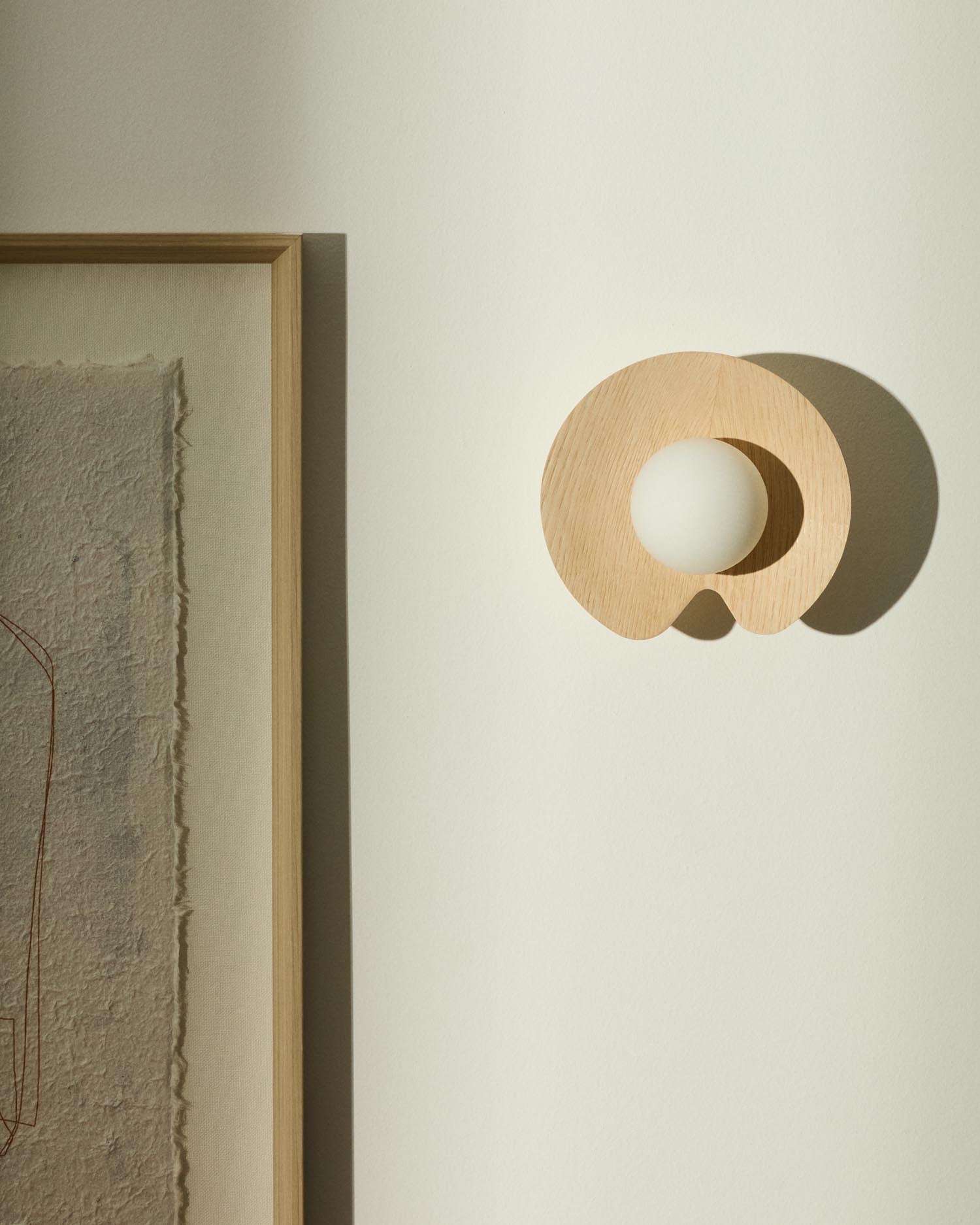 Wandleuchte Wilara aus Eichenfurnier mit einer weißen Rauchglaskugel in Natur präsentiert im Onlineshop von KAQTU Design AG. Wandleuchte ist von Kave Home