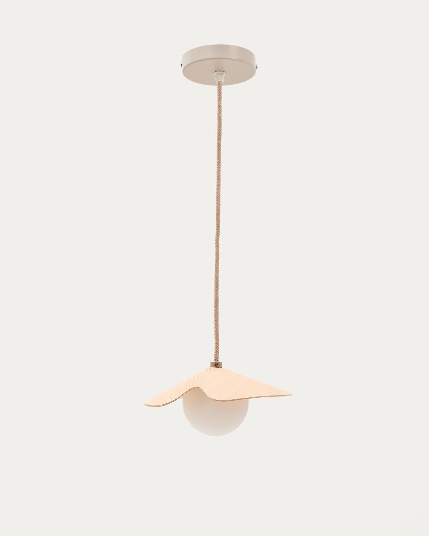 Deckenleuchte Wilara aus Eichenfurnier mit 1 weissen Rauchglaskugel in Natur präsentiert im Onlineshop von KAQTU Design AG. Pendelleuchte ist von Kave Home