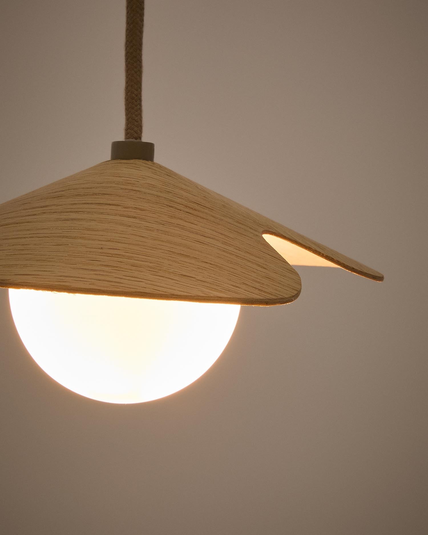 Deckenleuchte Wilara aus Eichenfurnier mit 1 weißen Rauchglaskugel in Natur präsentiert im Onlineshop von KAQTU Design AG. Pendelleuchte ist von Kave Home