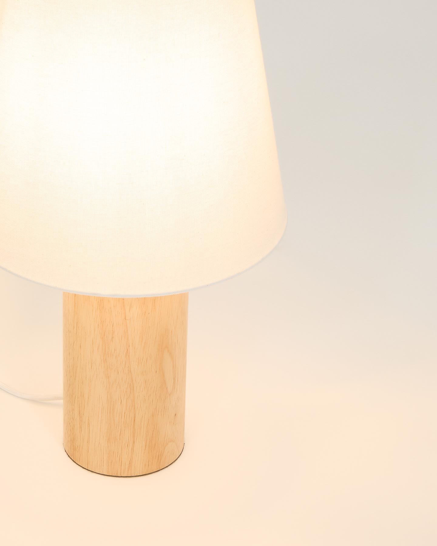 Tischlampe Marga aus massivem Gummibaumholz mit naturfarbenem Finish in Hellbraun präsentiert im Onlineshop von KAQTU Design AG. Tischleuchte ist von Kave Home