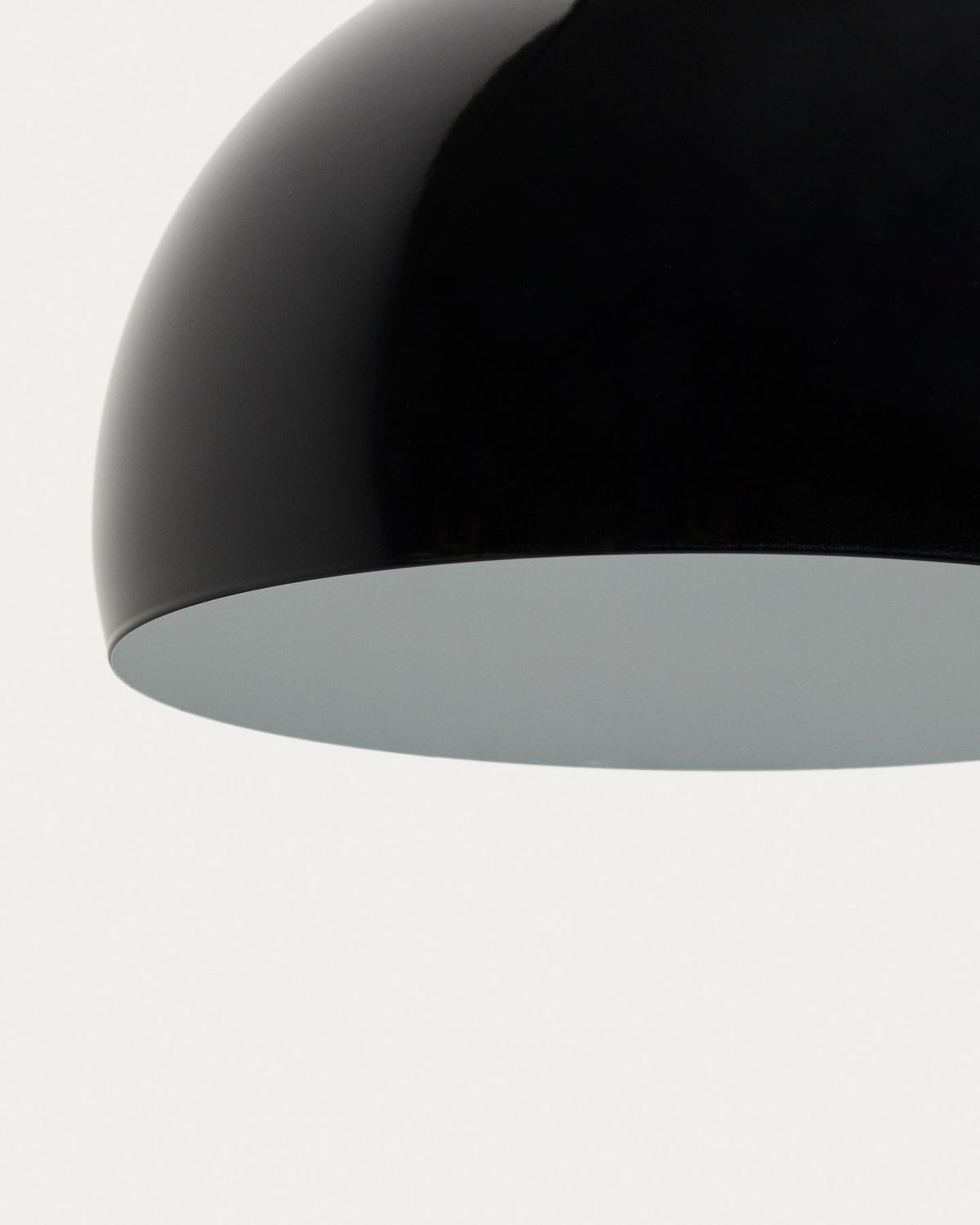 Stehlampe Madali aus glänzend schwarzem Stahl mit gebogener Struktur und massivem Fuss aus schwarzem Marmor, schwenkbarer Lampenschirm.