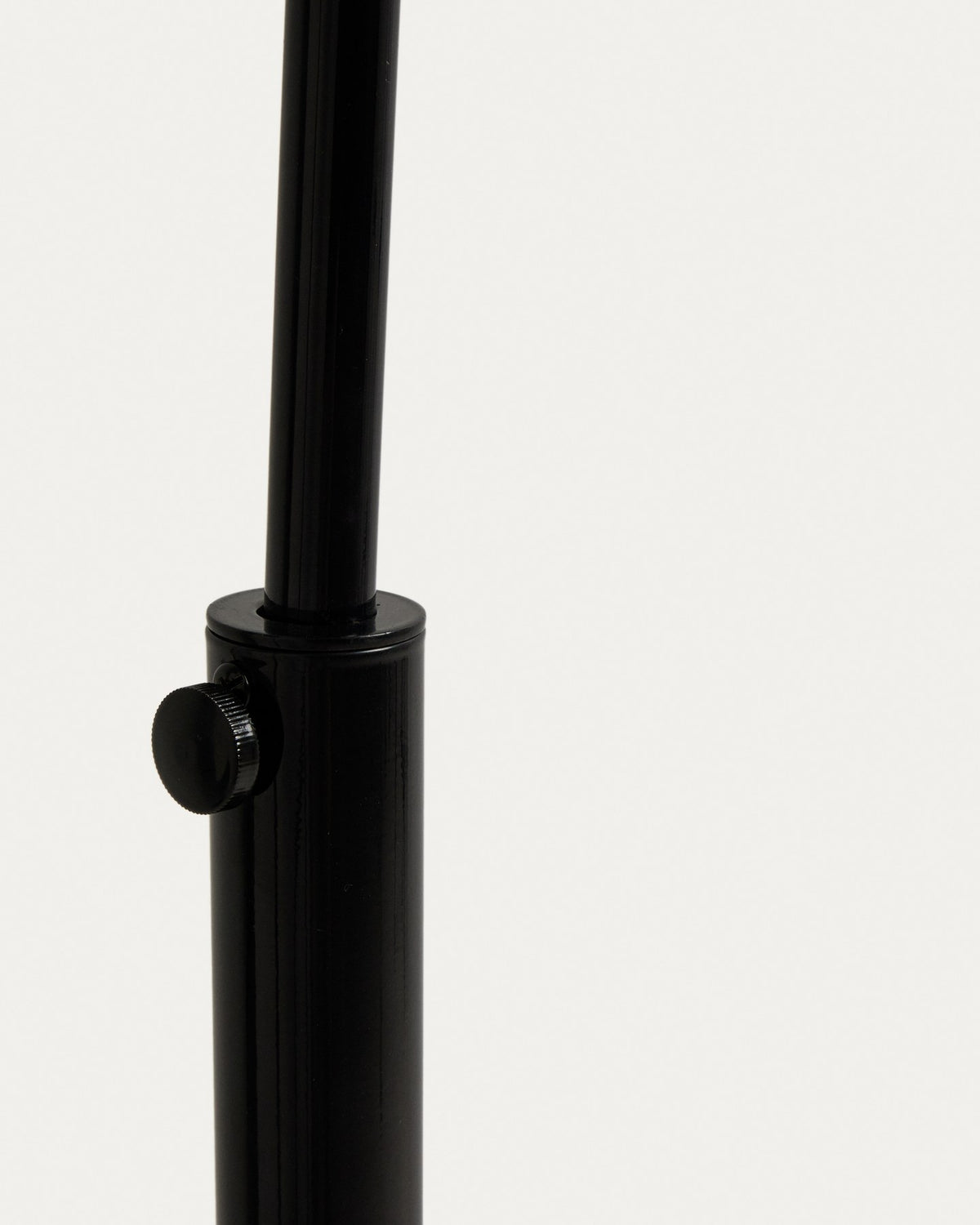 Stehlampe Madali aus glänzend schwarzem Stahl mit gebogener Struktur und massivem Fuss aus schwarzem Marmor, schwenkbarer Lampenschirm.