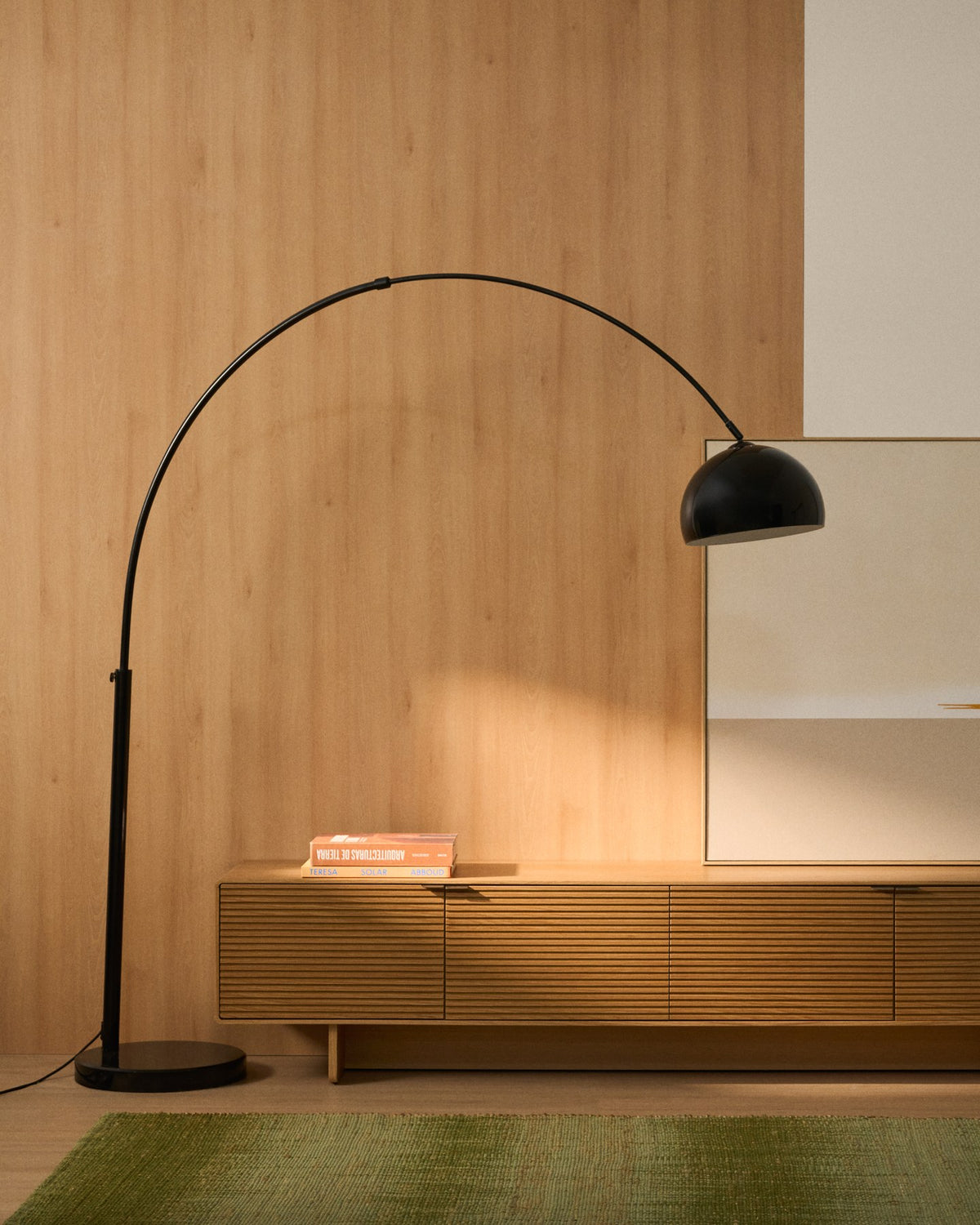 Stehlampe Madali aus glänzend schwarzem Stahl mit gebogener Struktur und massivem Fuss aus schwarzem Marmor, schwenkbarer Lampenschirm.