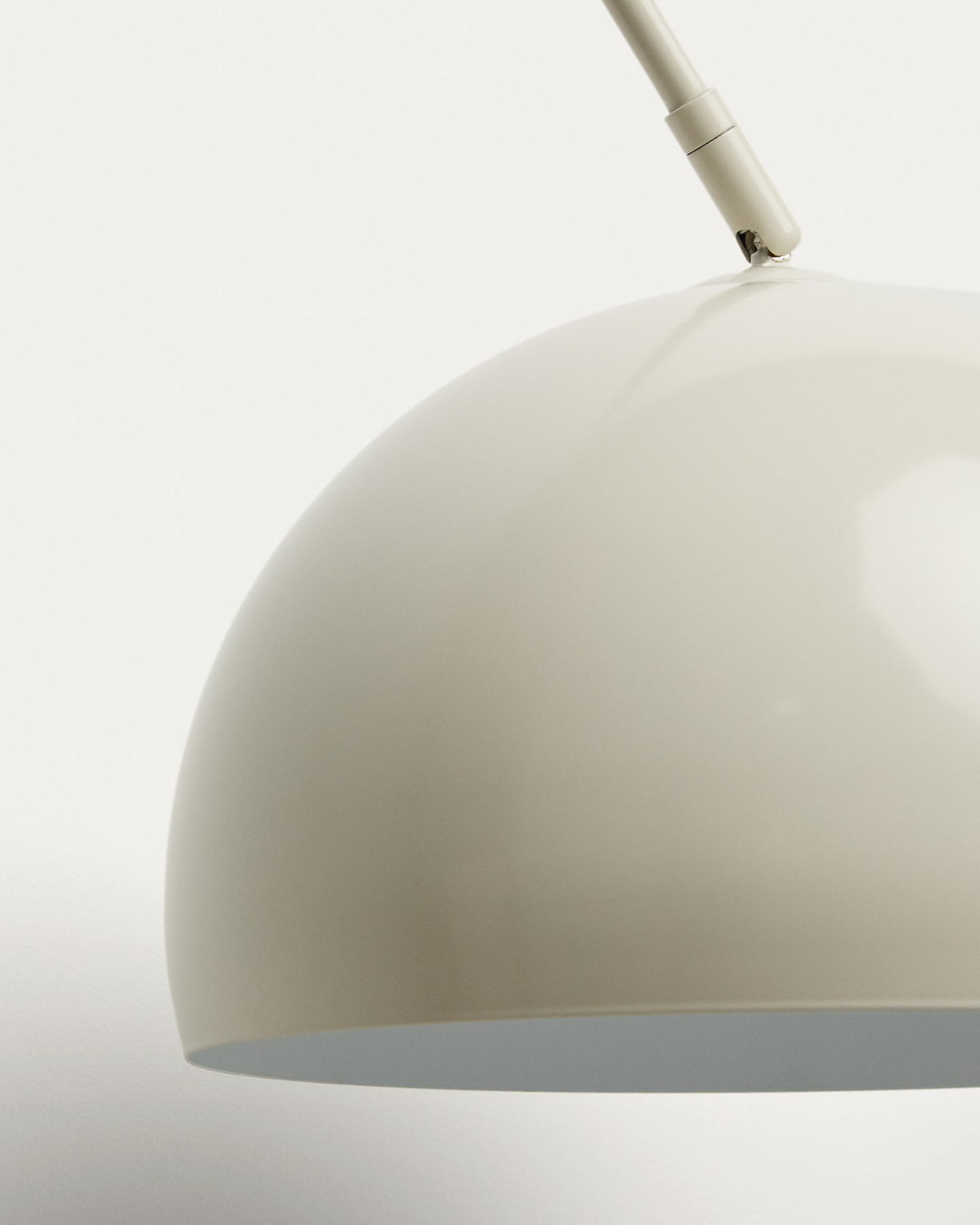 Stehlampe Madali von Kave Home mit weiss lackiertem Stahlgestell und Sockel aus weissem Marmor, schwenkbarer Lampenschirm.
