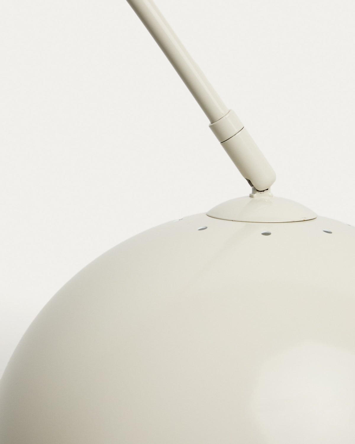 Stehlampe Madali von Kave Home mit weiss lackiertem Stahlgestell und Sockel aus weissem Marmor, schwenkbarer Lampenschirm.