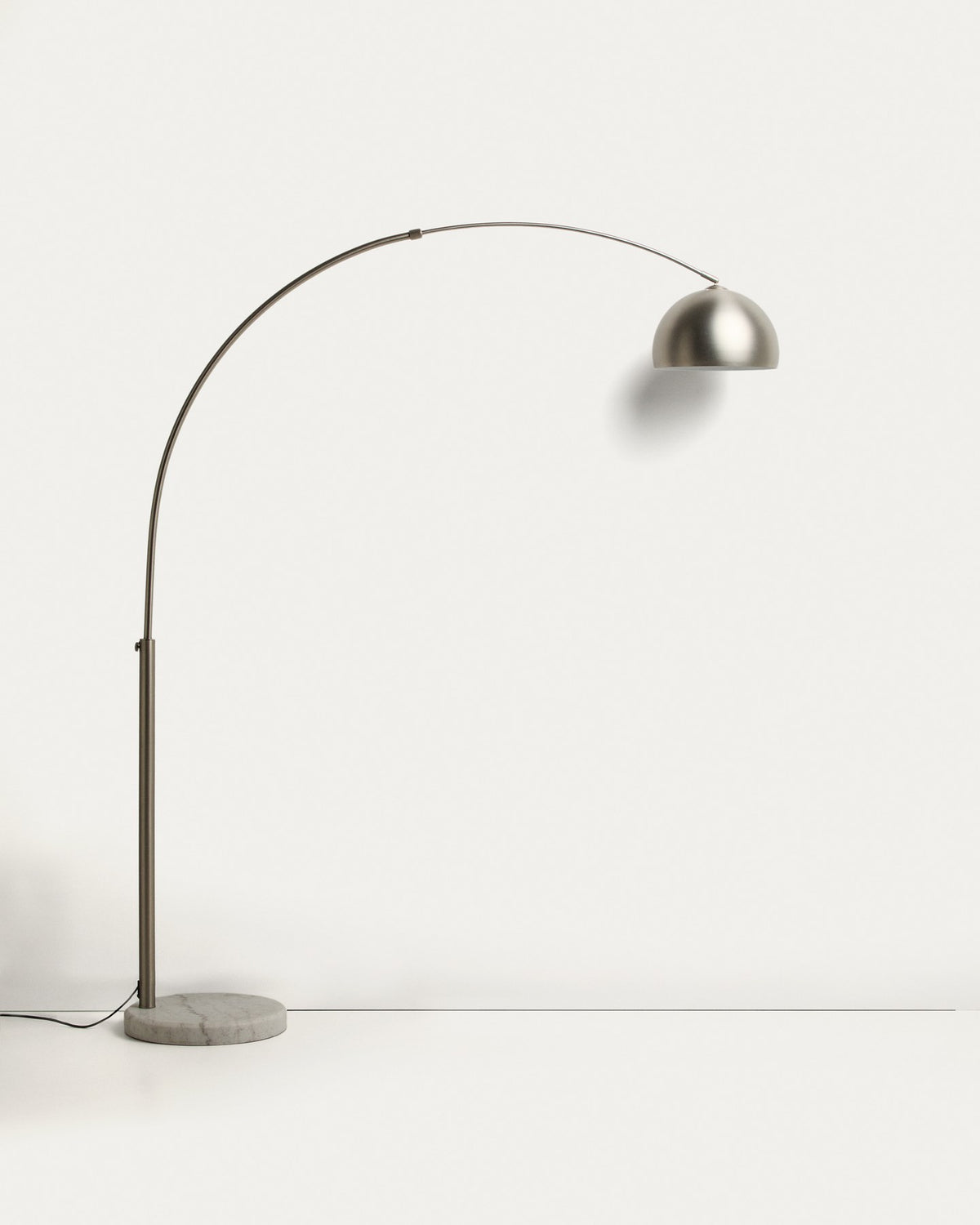 Stehlampe mit gebogenem Stahlrahmen in silbernem, gebürstetem Finish und einem massiven Sockel aus weissem Marmor, schwenkbarer Lampenschirm.