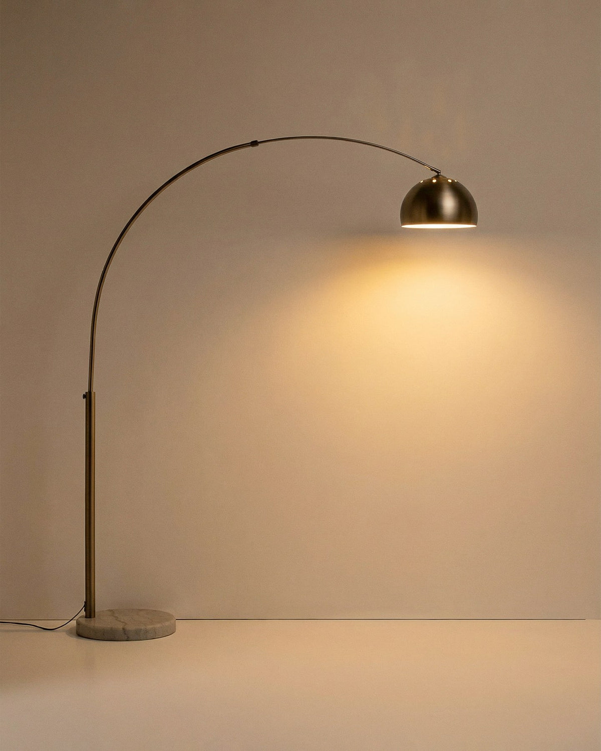 Stehlampe mit gebogenem Stahlrahmen in silbernem, gebürstetem Finish und einem massiven Sockel aus weissem Marmor, schwenkbarer Lampenschirm.