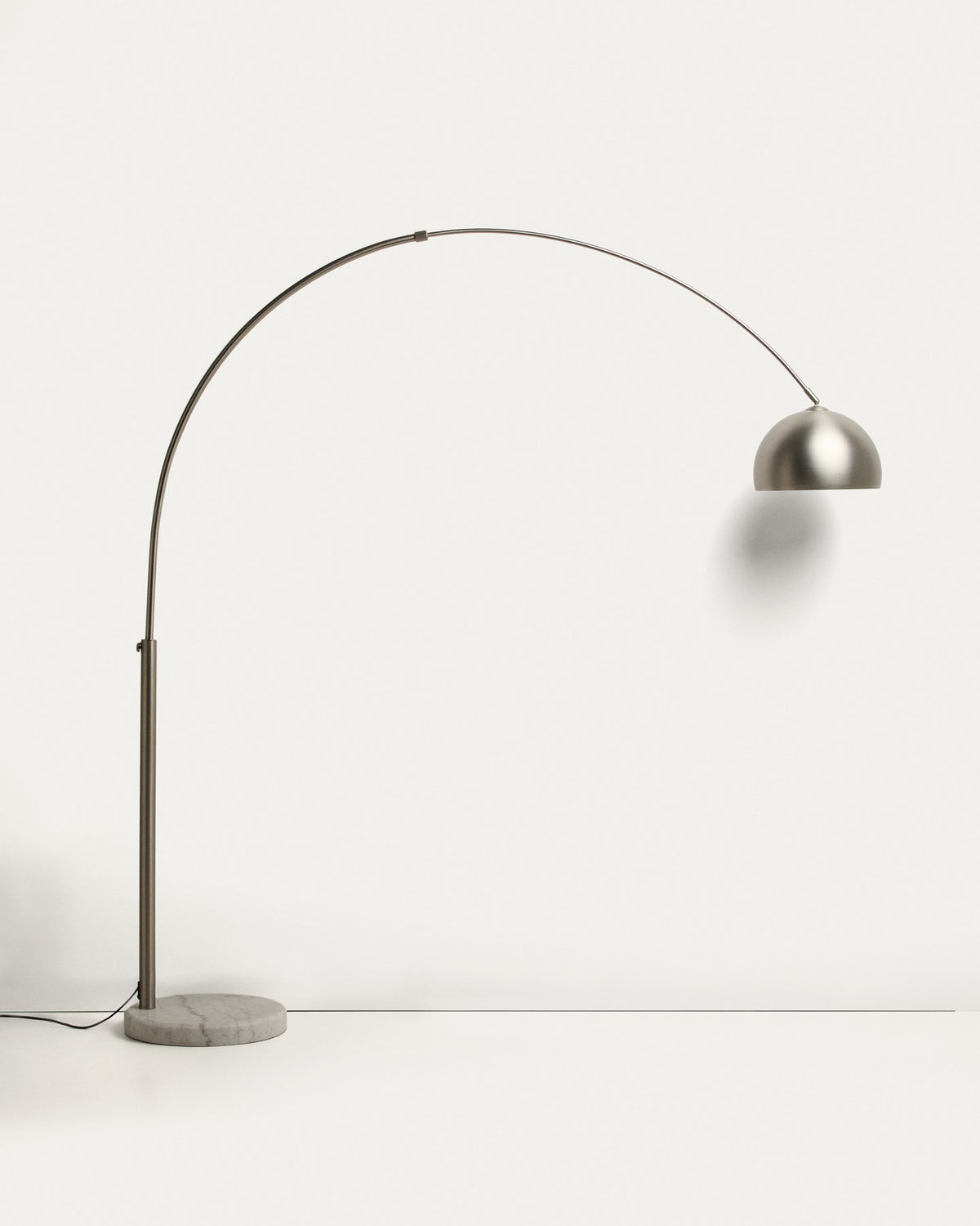 Stehlampe mit gebogenem Stahlrahmen in silbernem, gebürstetem Finish und einem massiven Sockel aus weissem Marmor, schwenkbarer Lampenschirm.