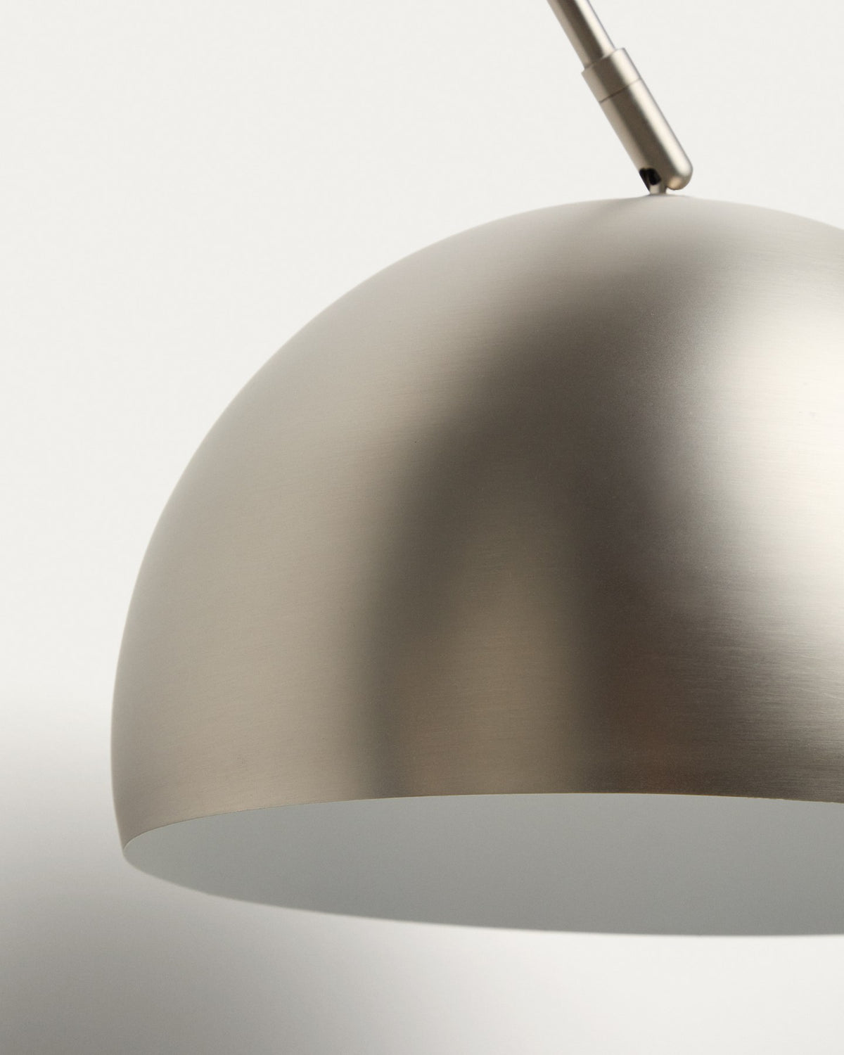 Stehlampe mit gebogenem Stahlrahmen in silbernem, gebürstetem Finish und einem massiven Sockel aus weissem Marmor, schwenkbarer Lampenschirm.