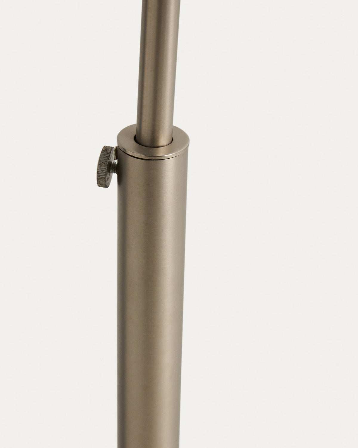 Stehlampe mit gebogenem Stahlrahmen in silbernem, gebürstetem Finish und einem massiven Sockel aus weissem Marmor, schwenkbarer Lampenschirm.